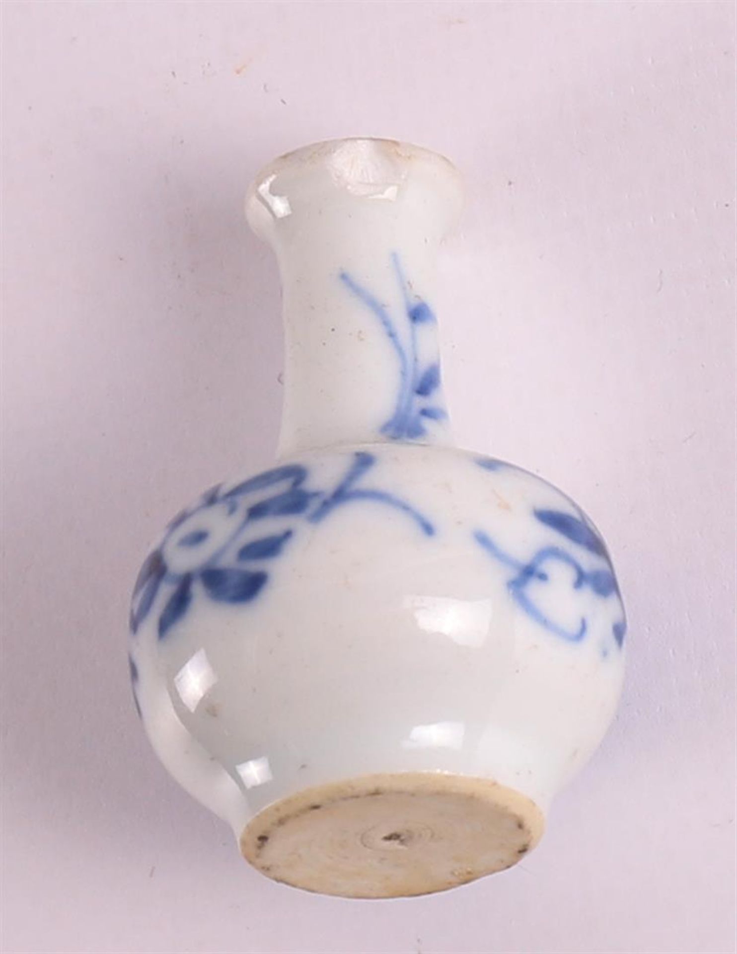 A blue/white porcelain saucer, China, Kangxi, around 1700. - Image 16 of 16