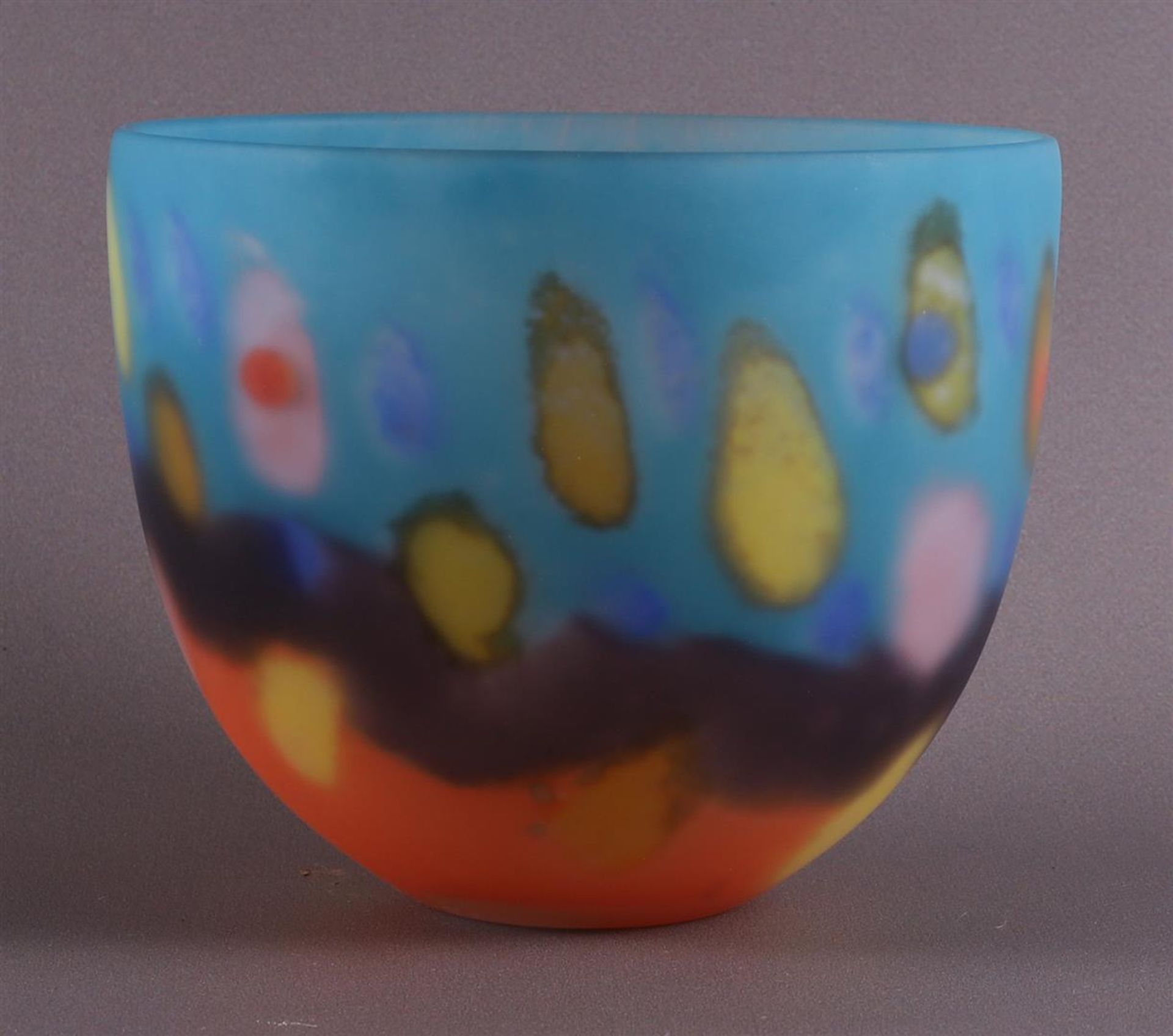 A freely blown polychrome glass vase 'Bowl zone-blue', Pauline Solven. - Image 4 of 8