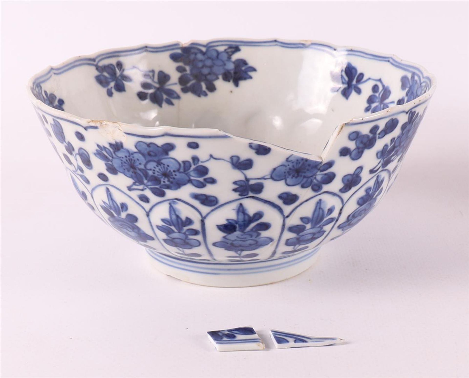 Two various blue/white porcelain bowls and curb ring, China, Kangxi, around 1700 - Image 3 of 8