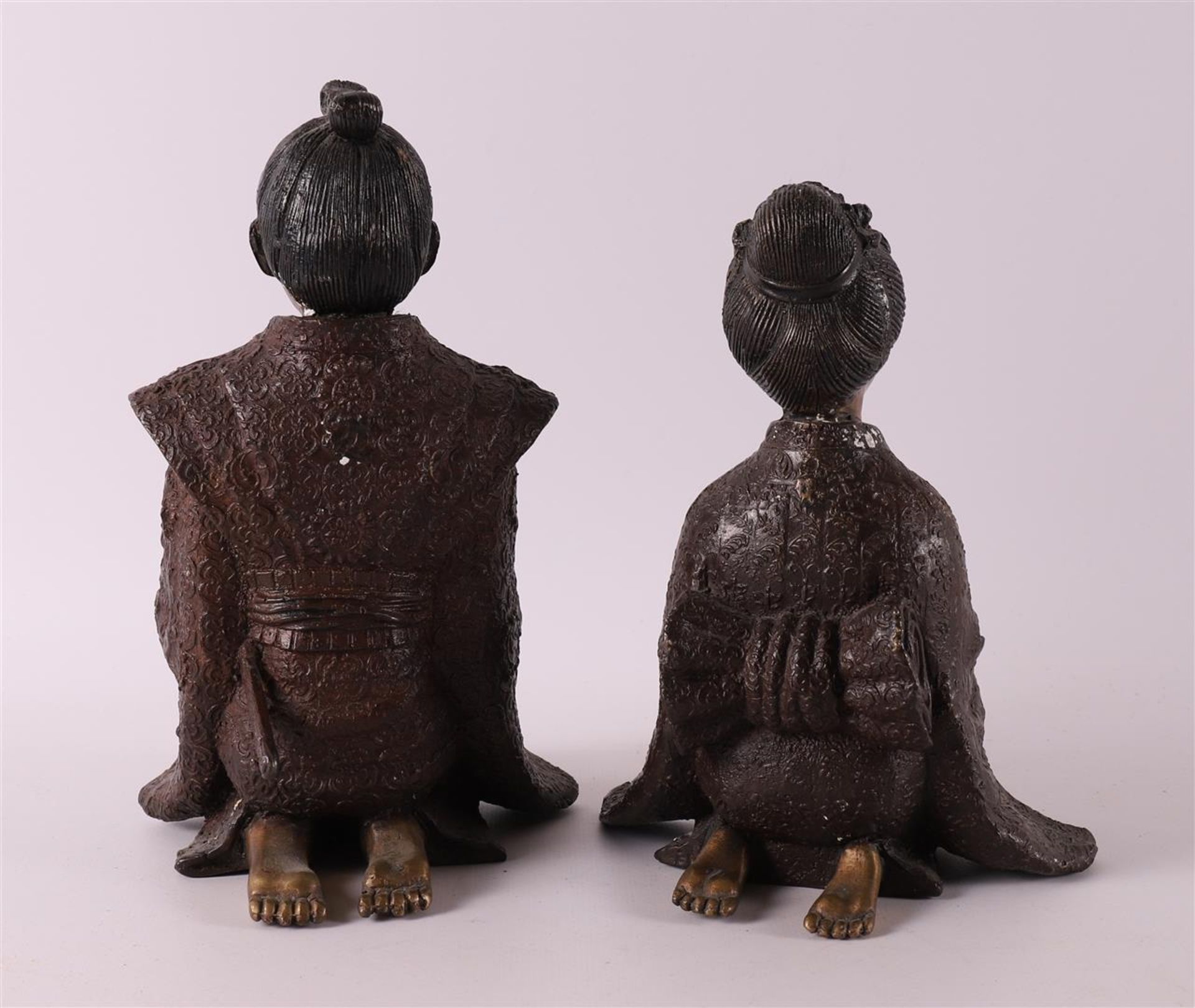 A bronze kneeling samurai and geisha, Japan, after an antique example, 20th cent - Image 3 of 3