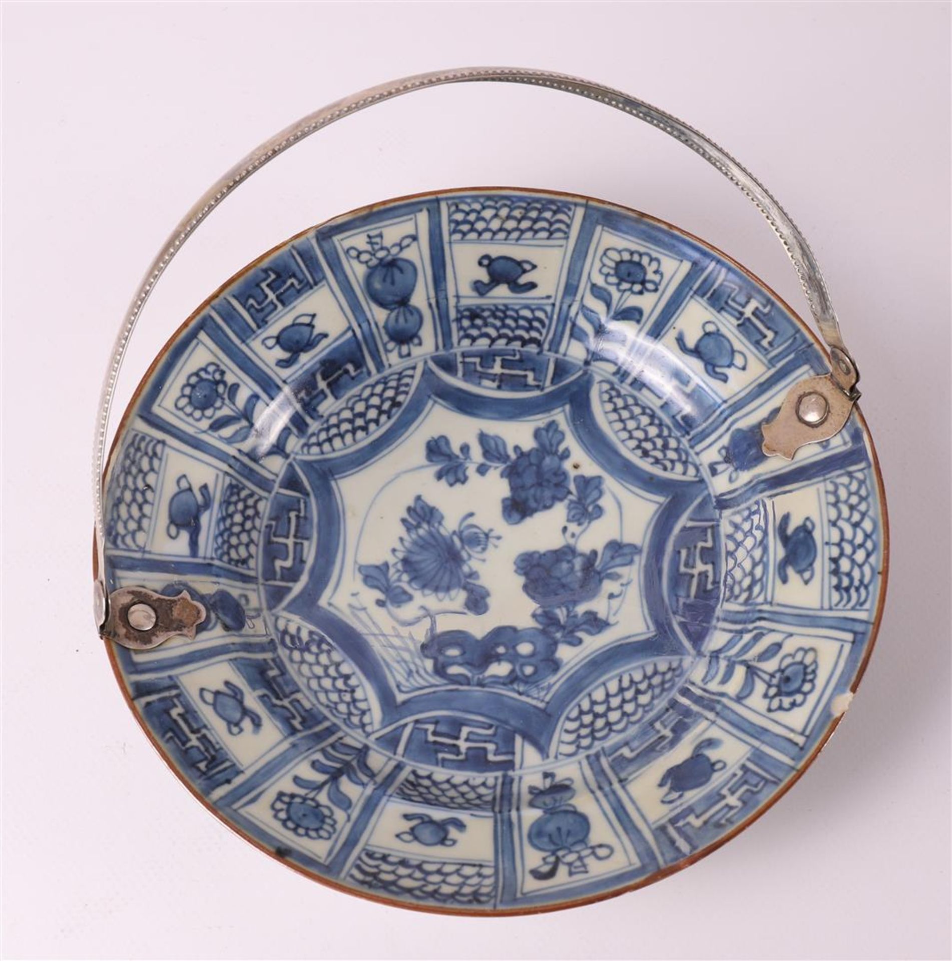 A rectangular blue/white porcelain assiette, China, Qianlong 18th century. - Image 2 of 12