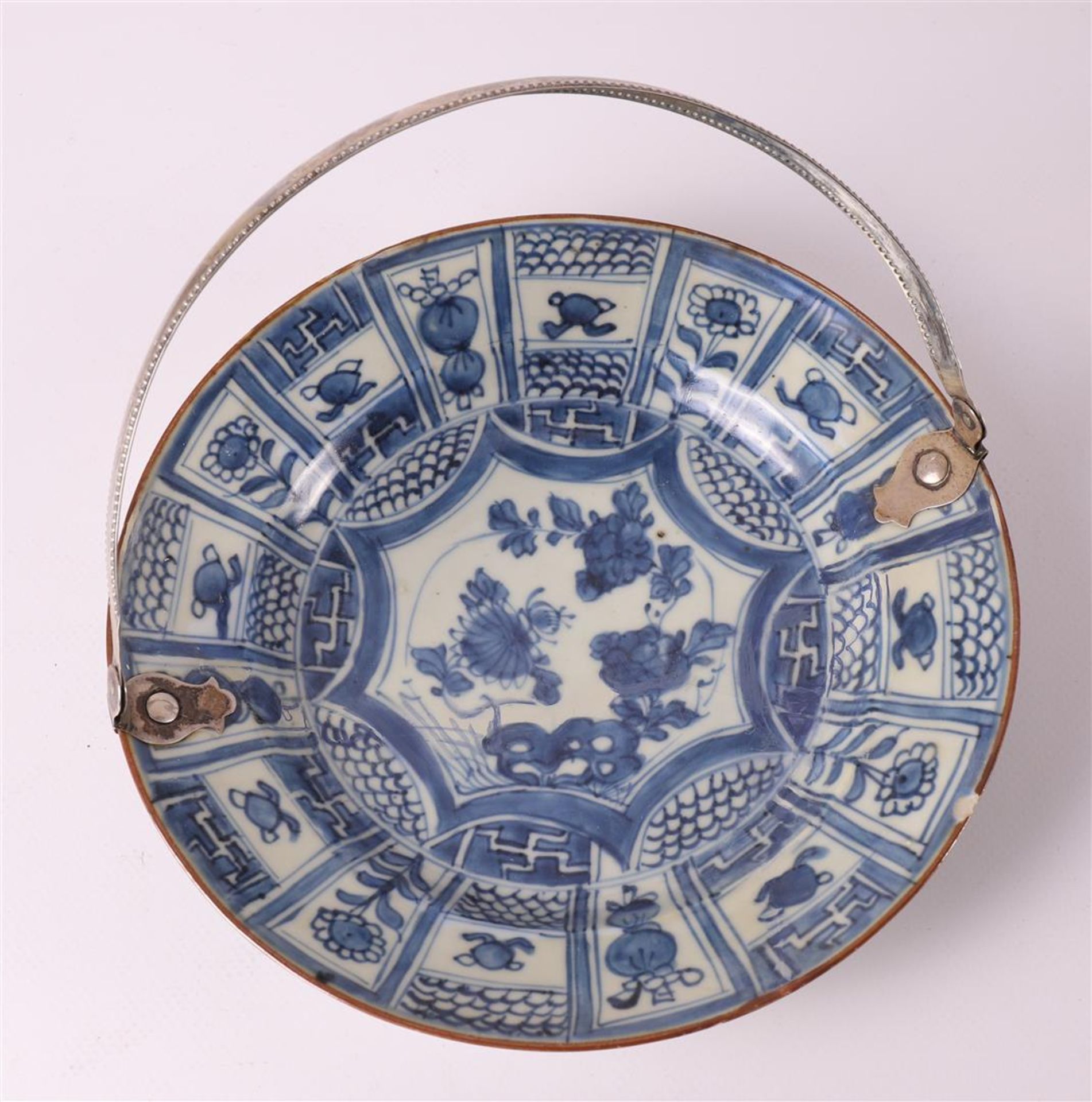A rectangular blue/white porcelain assiette, China, Qianlong 18th century. - Bild 2 aus 12