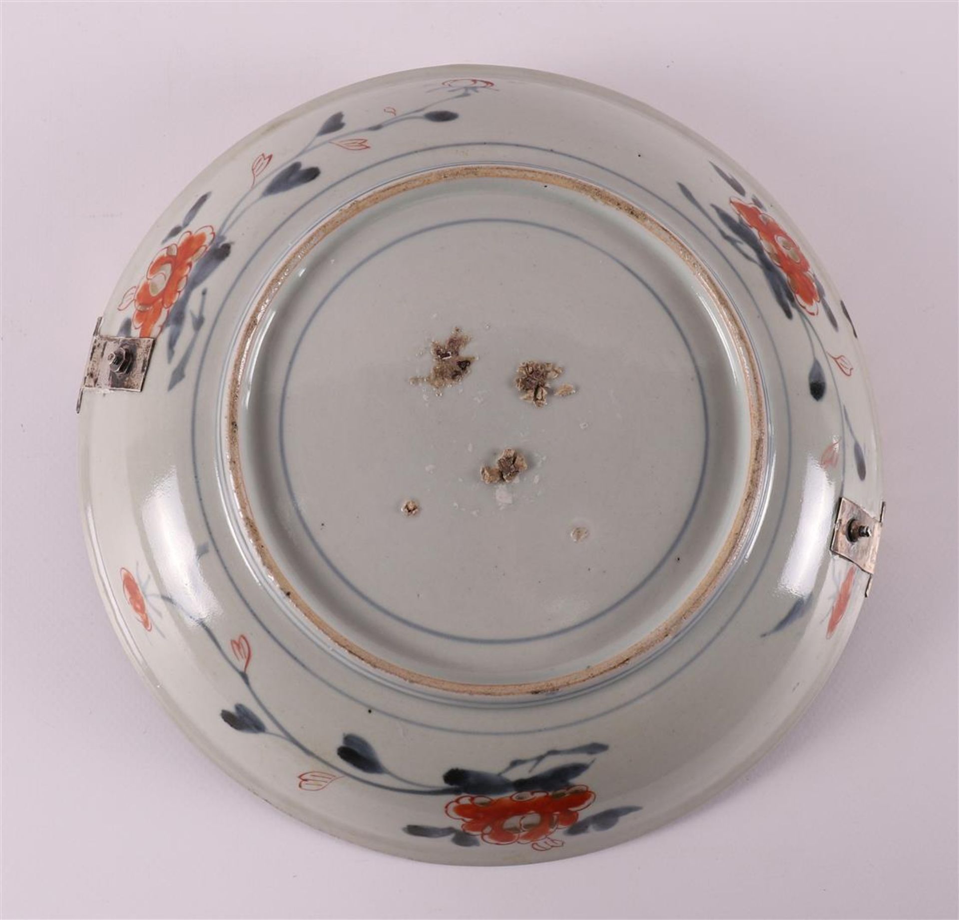 A porcelain Japanese Imari plate with silver handle, Japan, Edo, around 1700. - Bild 3 aus 3