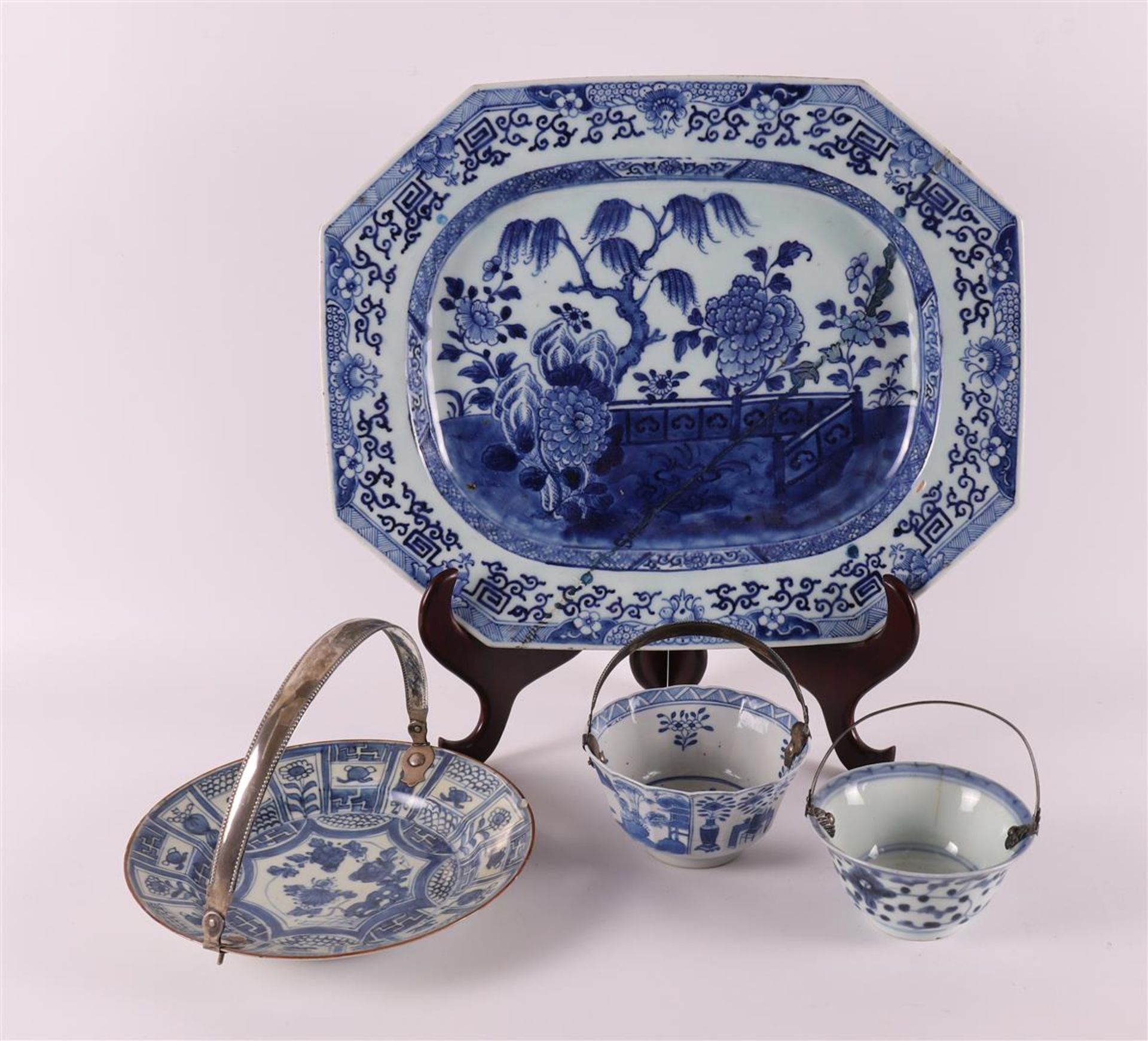 A rectangular blue/white porcelain assiette, China, Qianlong 18th century.