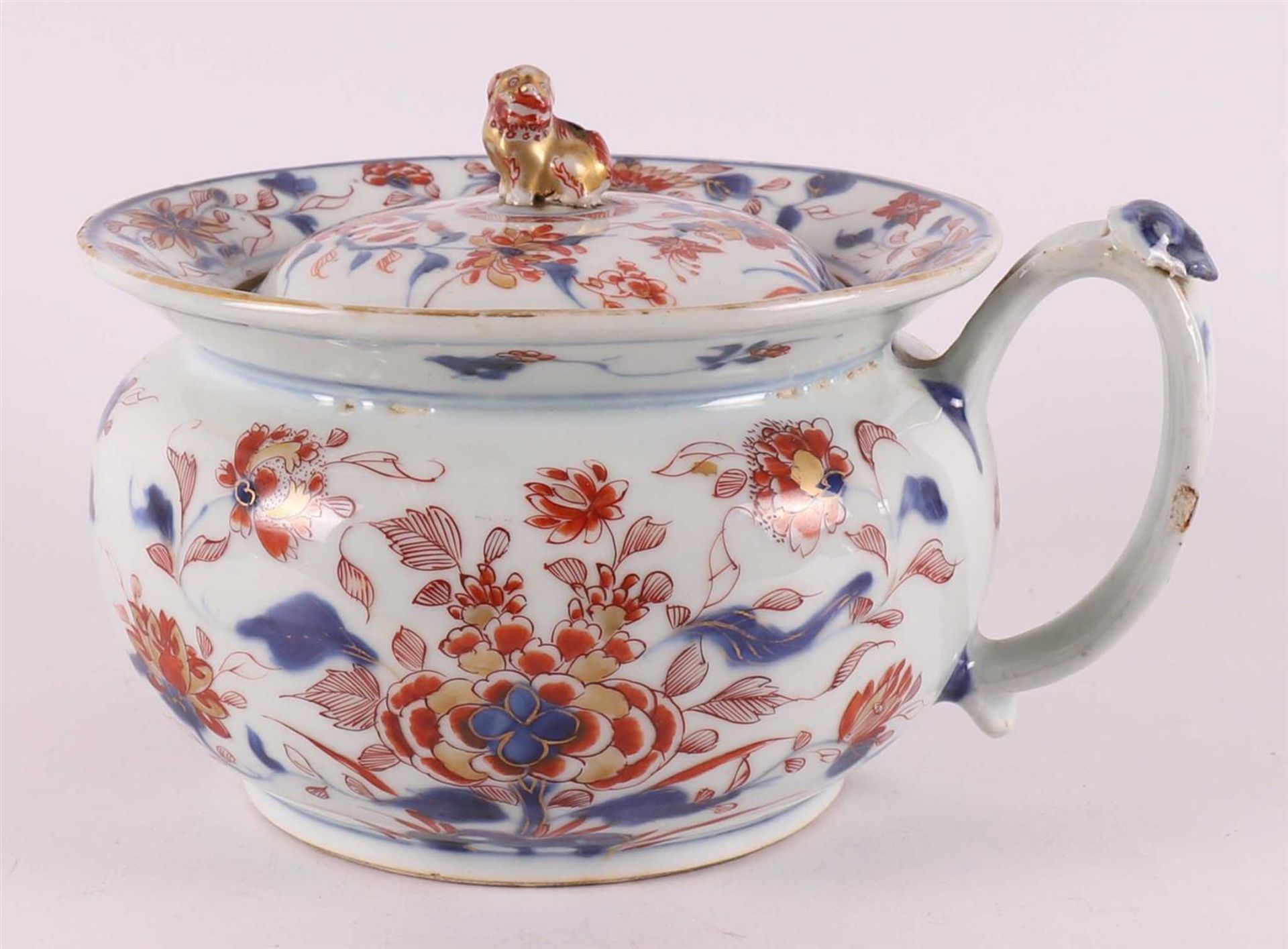 A porcelain Chinese Imari chamber pot, so-called night mirror, with lid, China, 