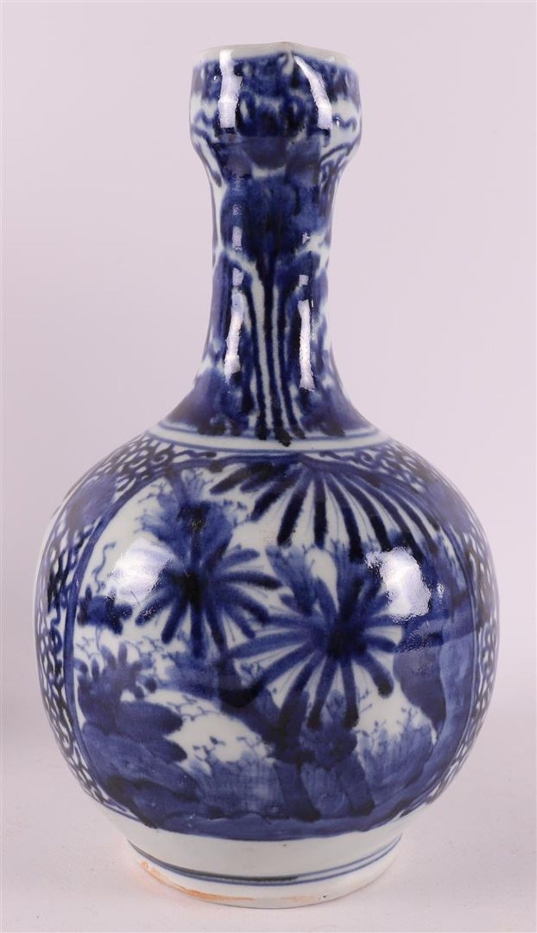 A set of blue/white porcelain jugs, Japan, Arita, 17th century. - Bild 3 aus 17
