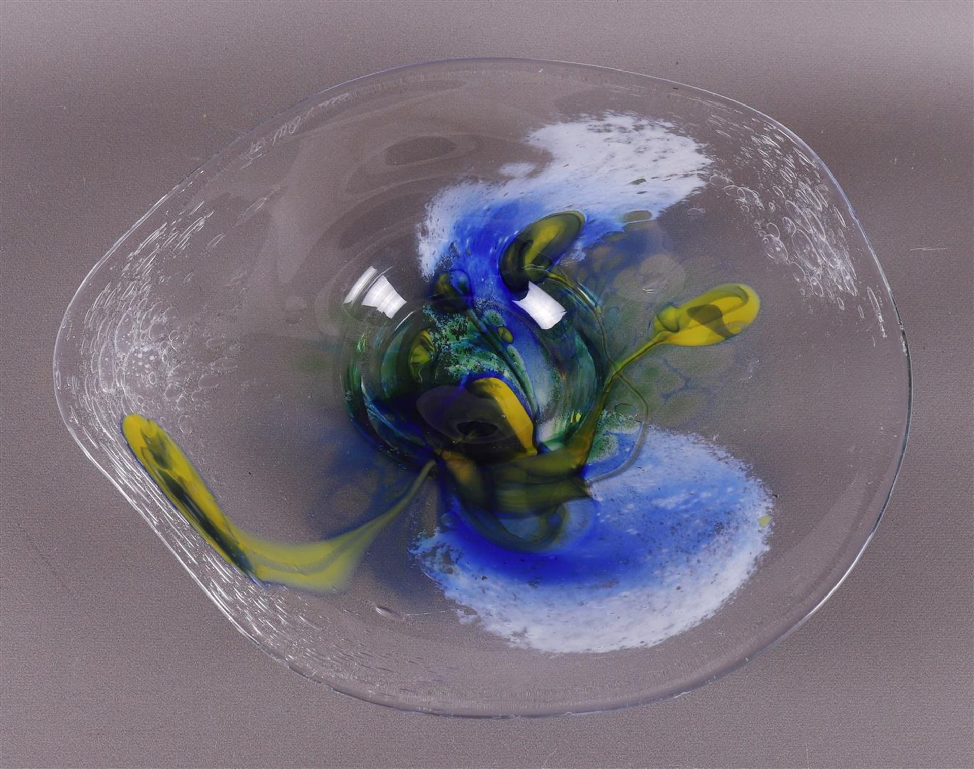 A free-blown organically shaped bowl, studio glass, design: Cees van Olst - Image 2 of 4