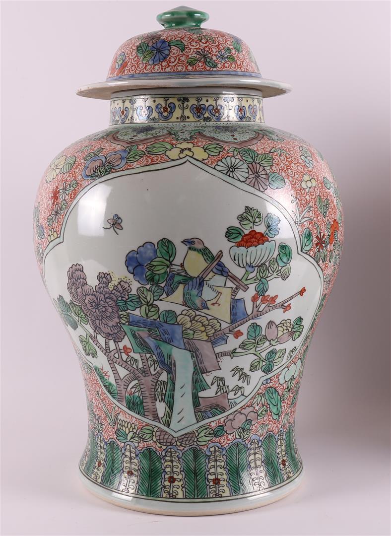 A pair of baluster-shaped famille verte covered vases, China, 20th/21st century. - Image 2 of 24