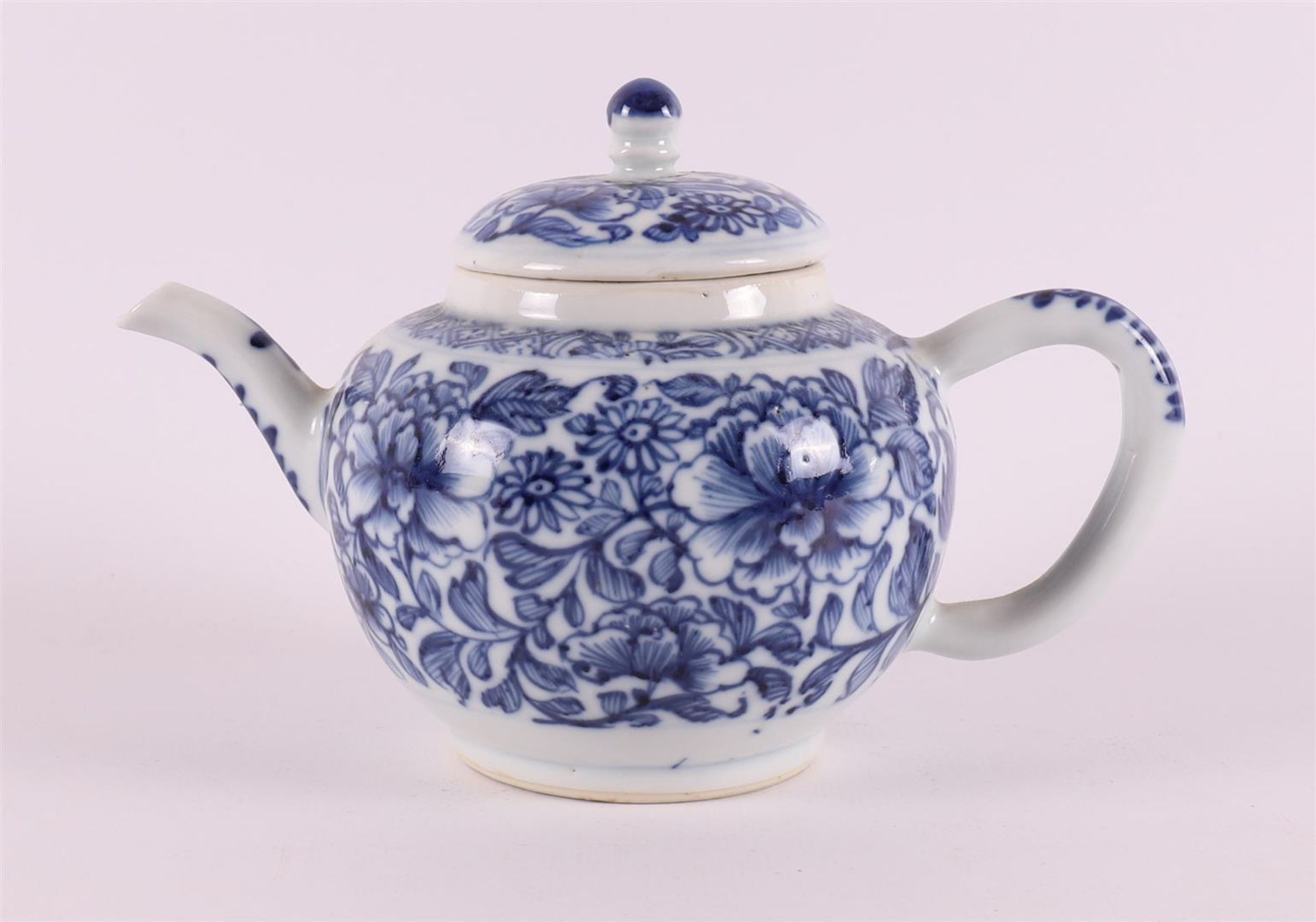 A blue/white porcelain convex teapot, China, Qianlong, 18th century.