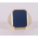 A 14 kt 585/1000 yellow gold signet ring.