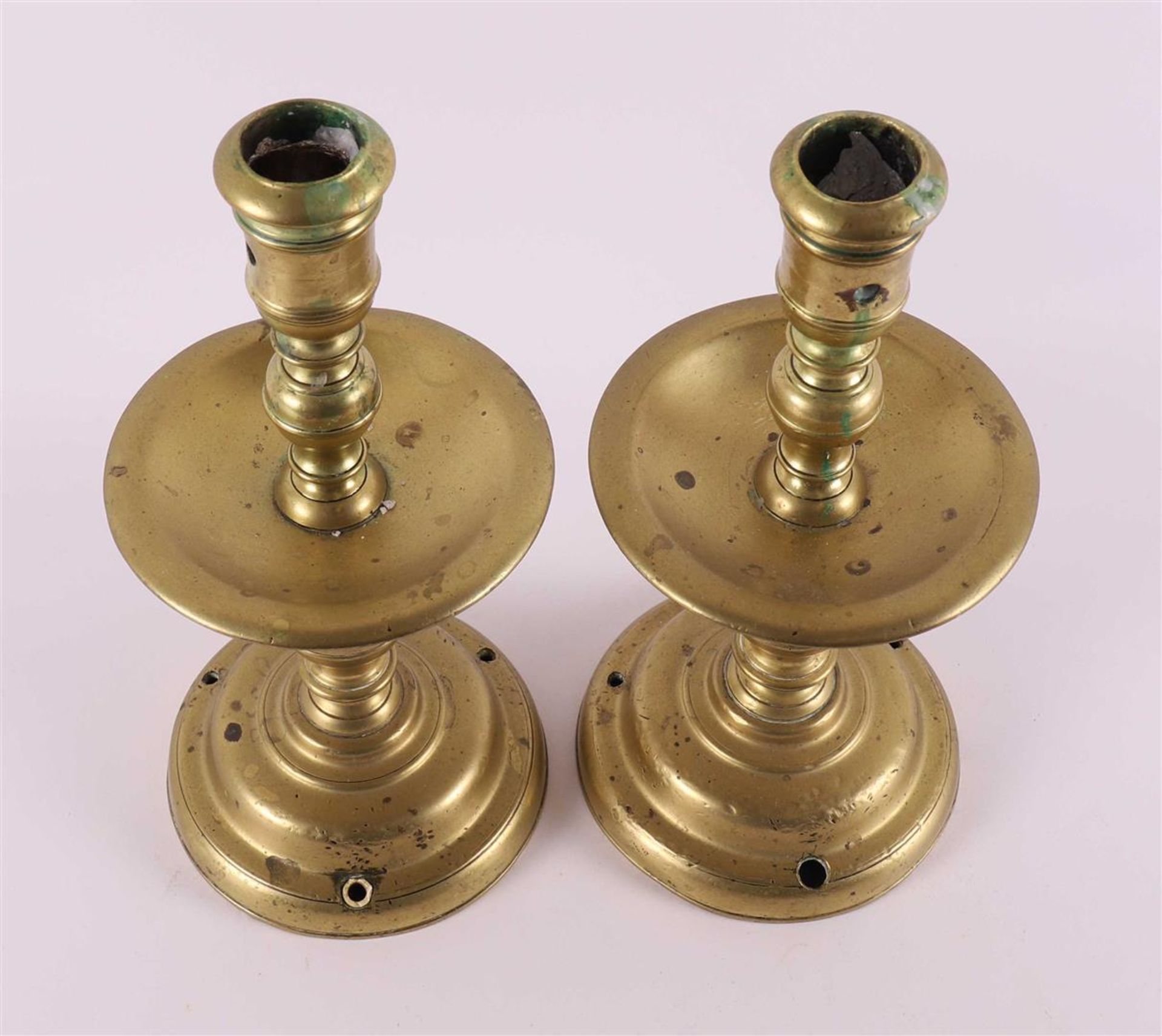A pair of bronze collar candlesticks, 17th century. - Bild 4 aus 4