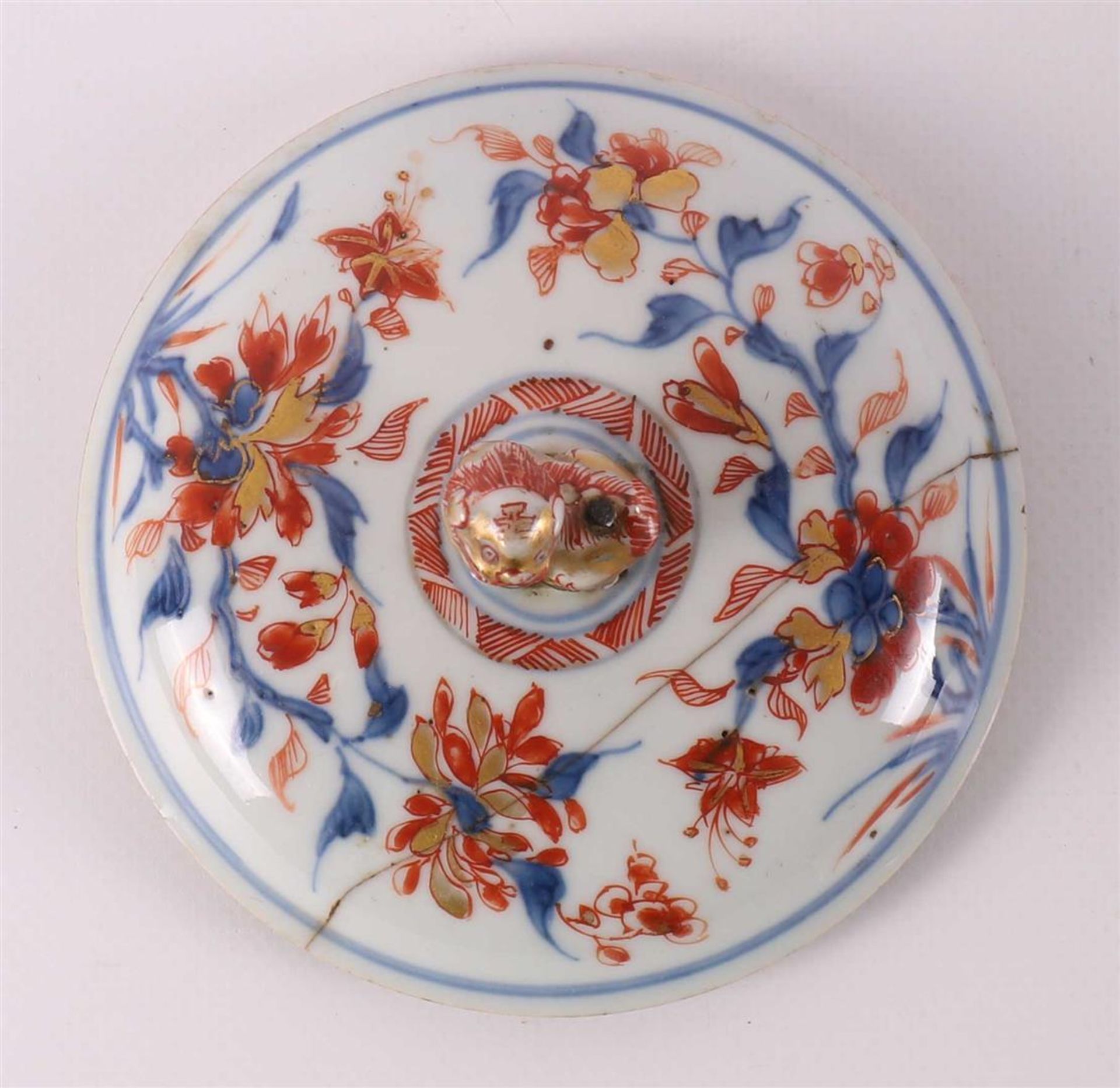 A porcelain Chinese Imari chamber pot, so-called night mirror, with lid, China,  - Bild 8 aus 12