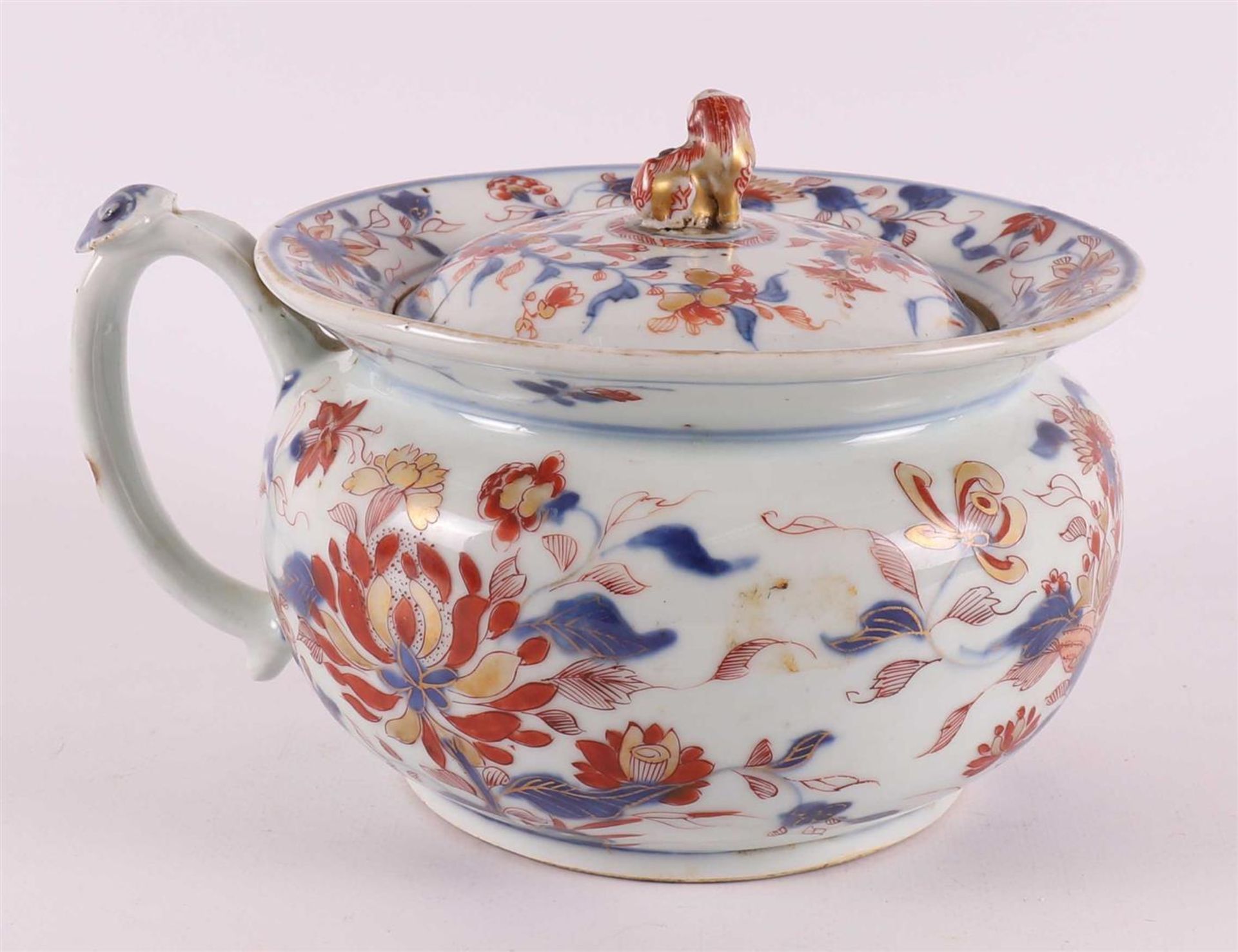 A porcelain Chinese Imari chamber pot, so-called night mirror, with lid, China,  - Image 2 of 12