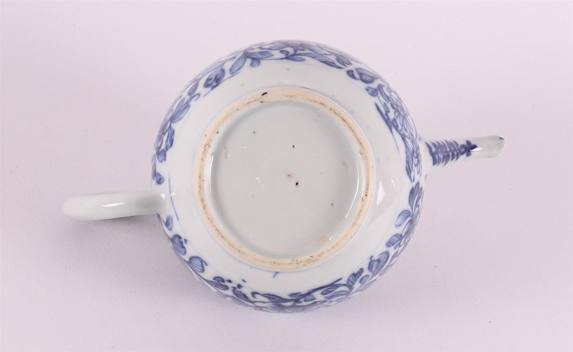 A blue/white porcelain convex teapot, China, Qianlong, 18th century. - Bild 3 aus 6