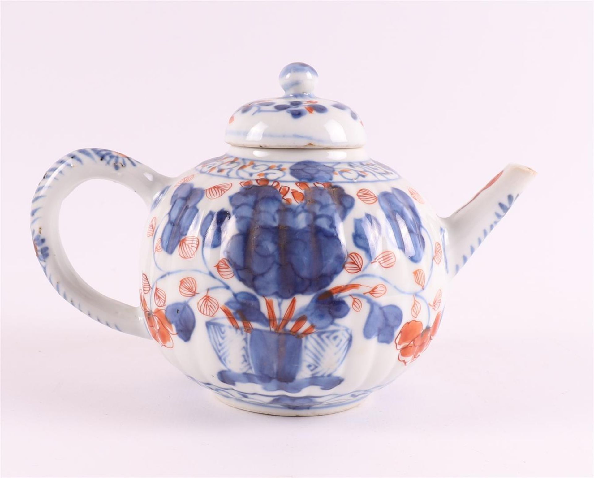 A pumpkin-shaped curved porcelain teapot, China, Qianlong, 18th century. - Bild 11 aus 28