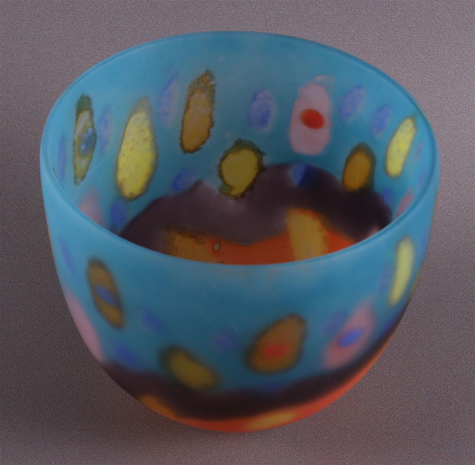 A freely blown polychrome glass vase 'Bowl zone-blue', Pauline Solven. - Image 6 of 8