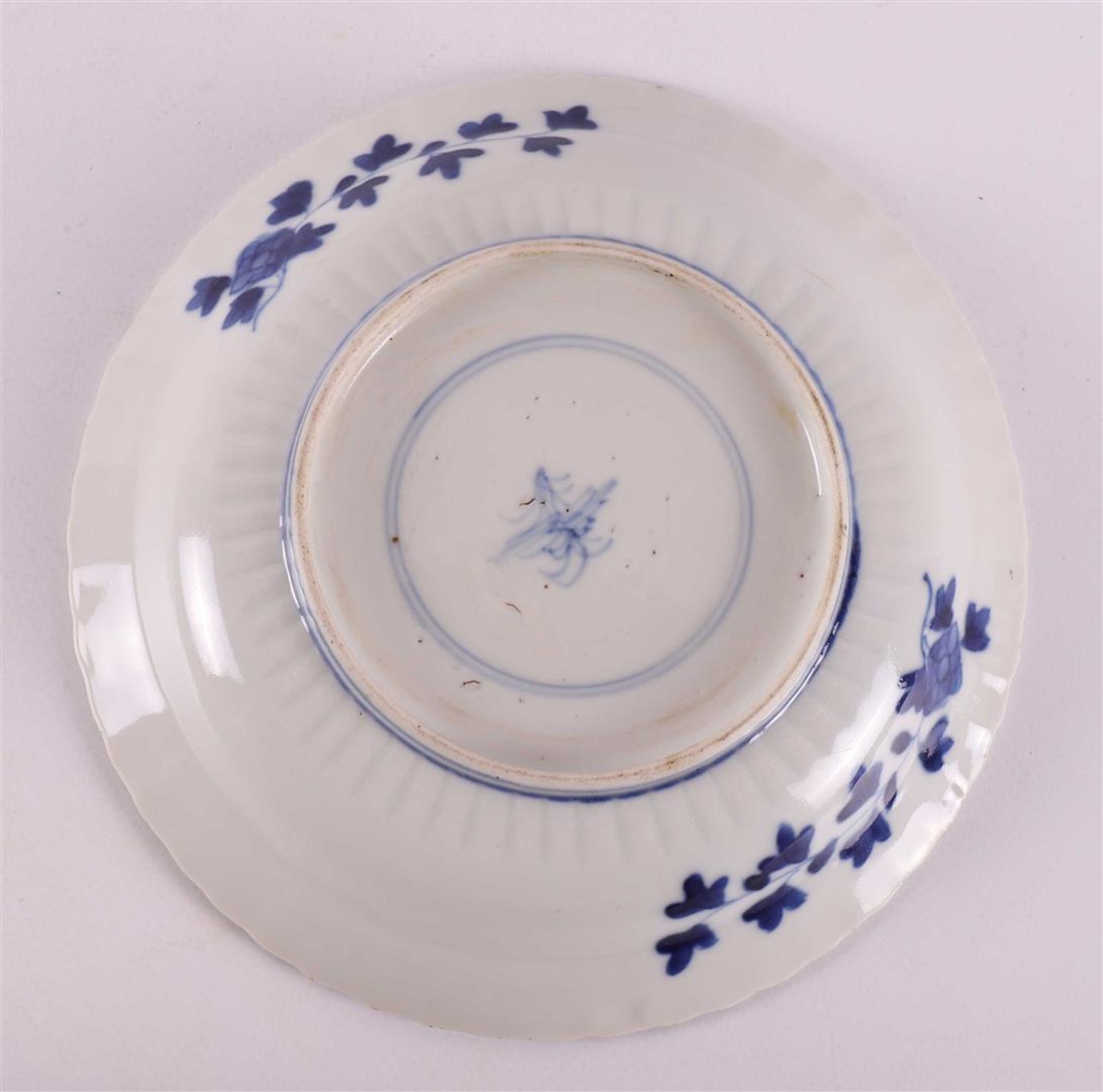 A blue/white porcelain contoured dish, China, Kangxi, around 1700. - Image 3 of 4