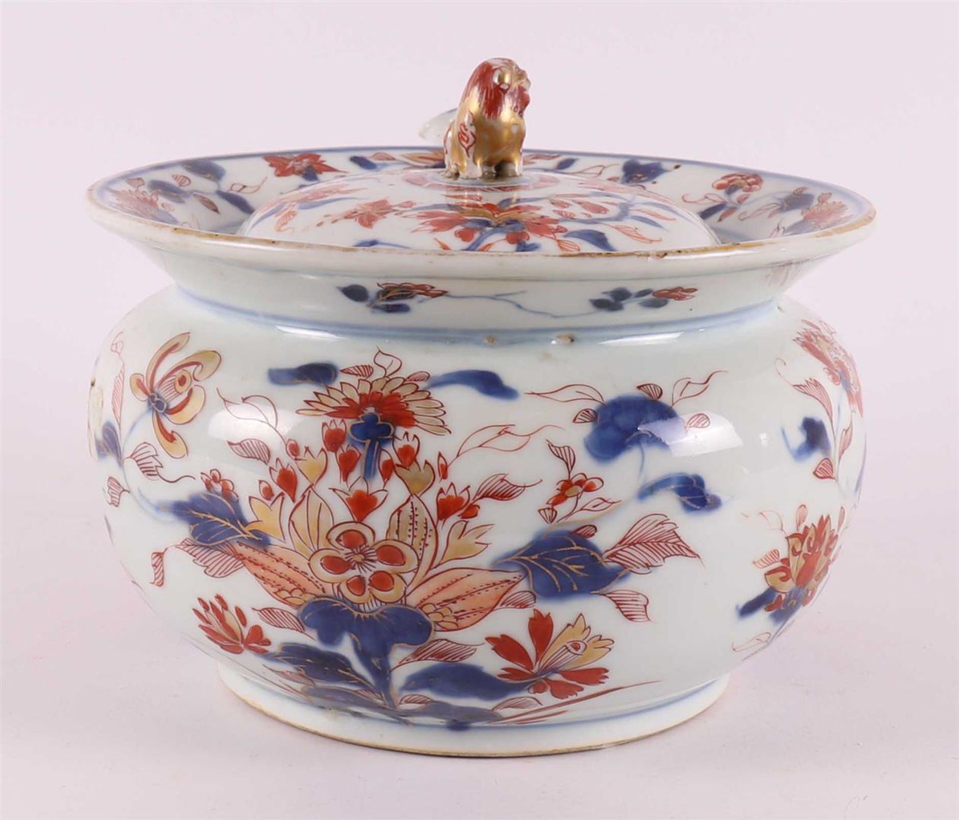 A porcelain Chinese Imari chamber pot, so-called night mirror, with lid, China,  - Image 5 of 12