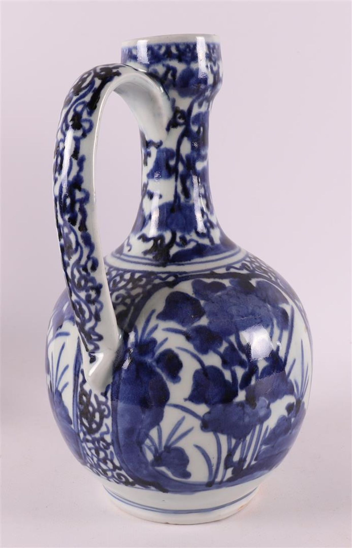 A set of blue/white porcelain jugs, Japan, Arita, 17th century. - Bild 5 aus 17