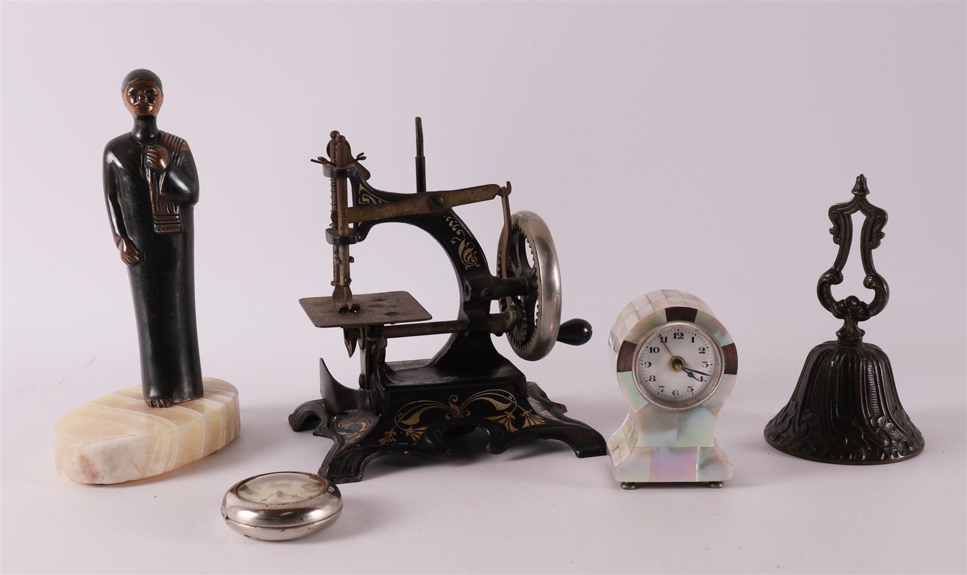 A lot of miscellaneous items, including a miniature sewing machine, silver vest  - Bild 2 aus 6