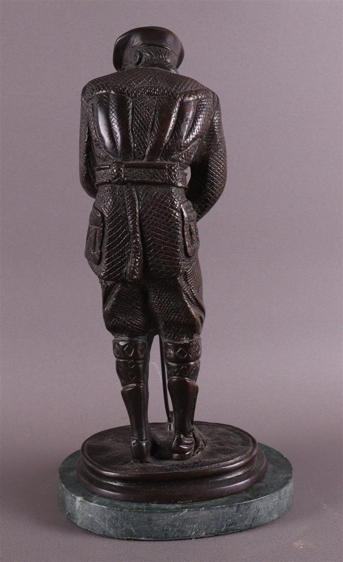 A bronze golfer on a green marble base, after an antique example, 20th century - Image 4 of 4