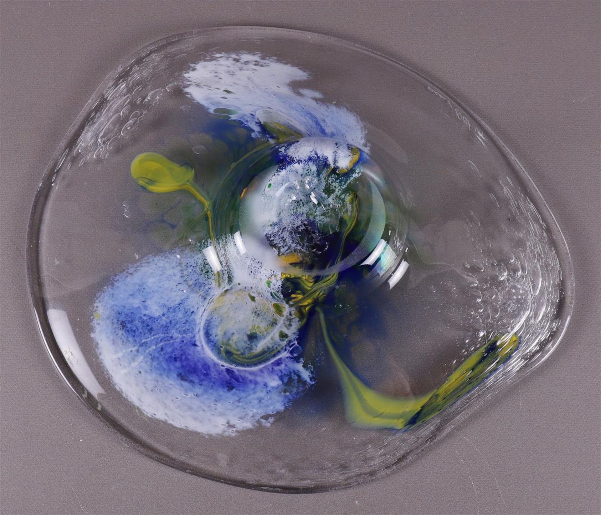 A free-blown organically shaped bowl, studio glass, design: Cees van Olst - Image 4 of 4