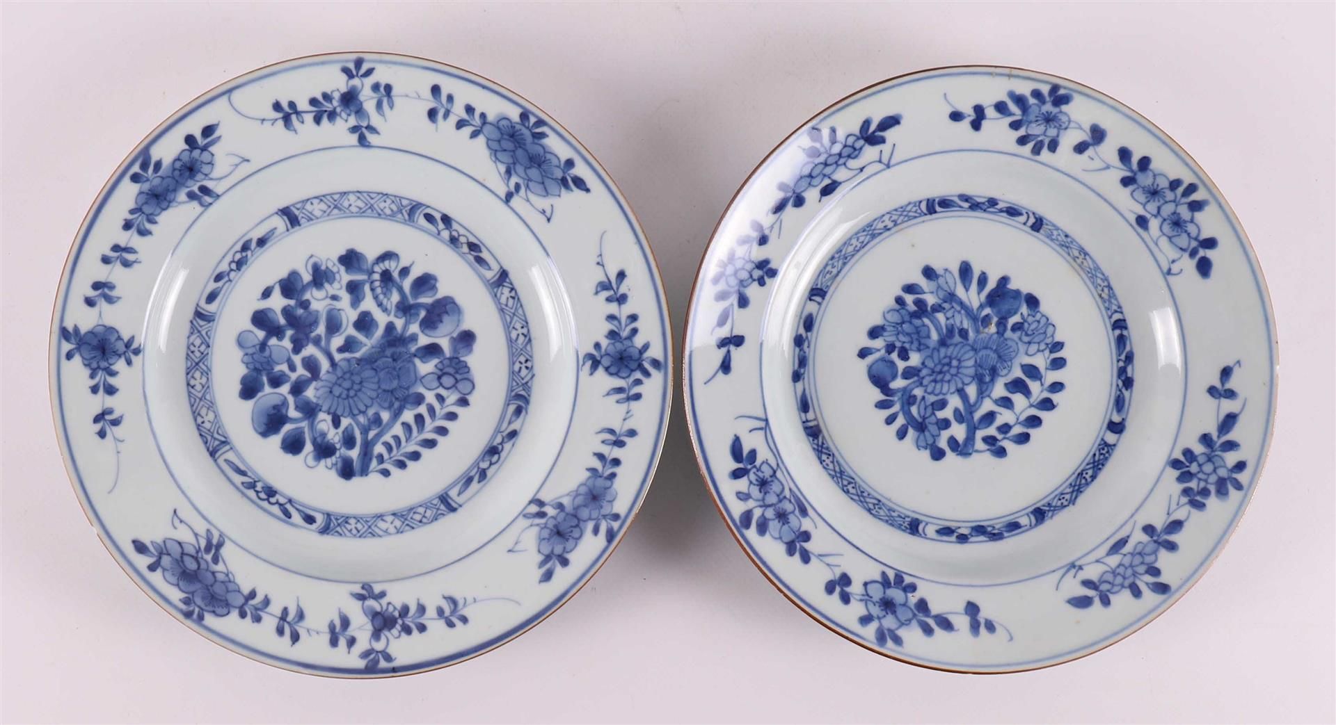 A series of eight blue/white porcelain plates, China, Qianlong, 18th century. - Bild 9 aus 16
