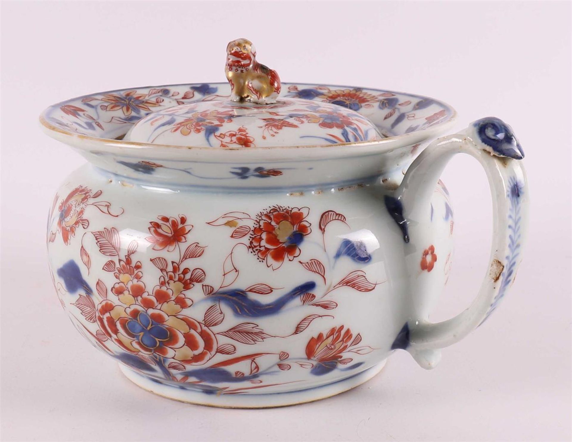 A porcelain Chinese Imari chamber pot, so-called night mirror, with lid, China,  - Bild 4 aus 12