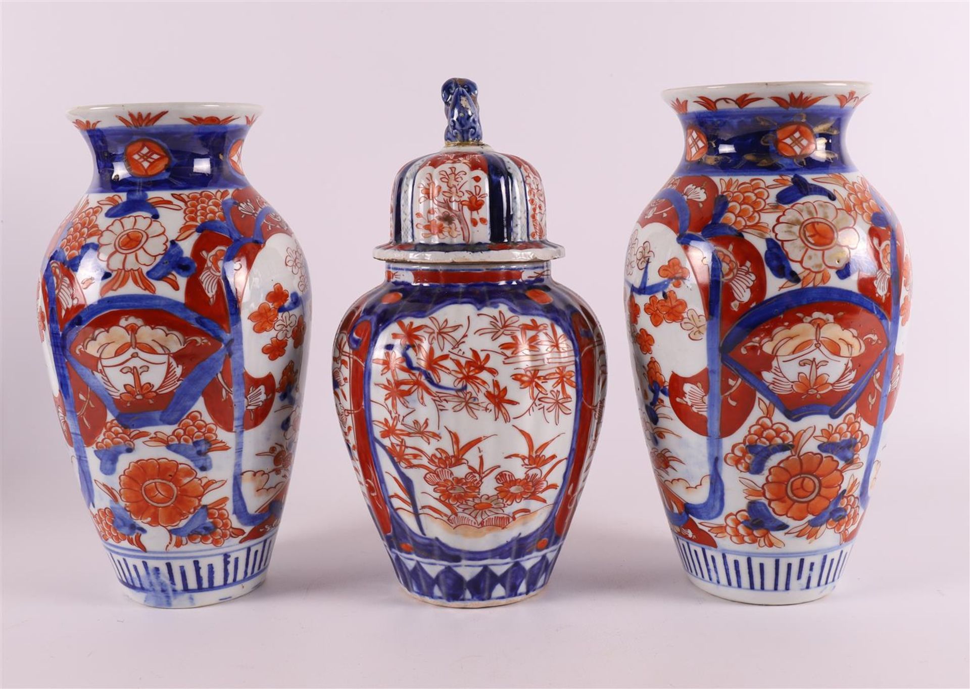 An Imari lidded jar and a pair of Imari vases, floral decor, all Japan, 1900 - Image 4 of 14