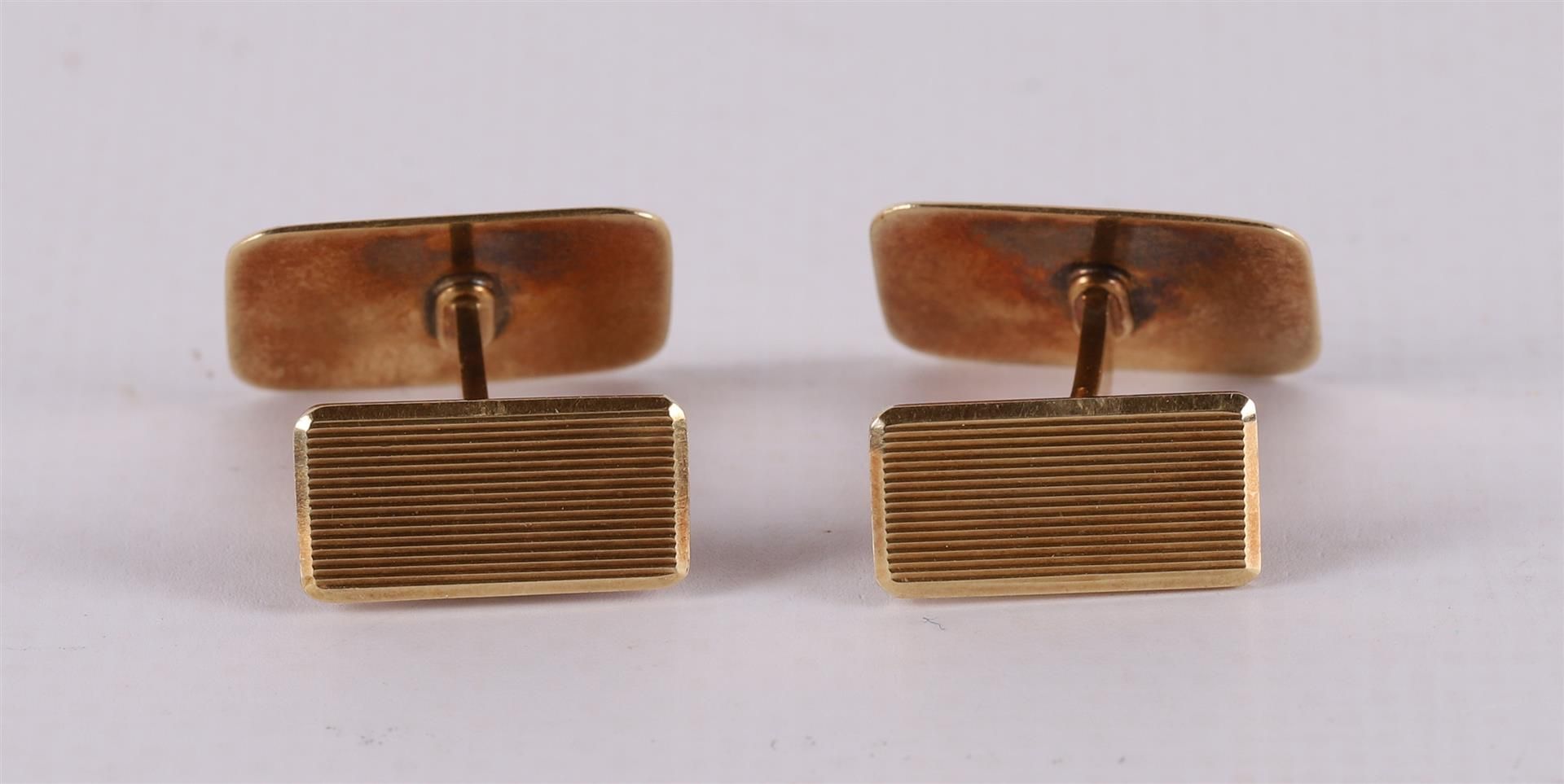 A pair of 14 kt 585/1000 yellow gold fluted cufflinks. - Bild 3 aus 3