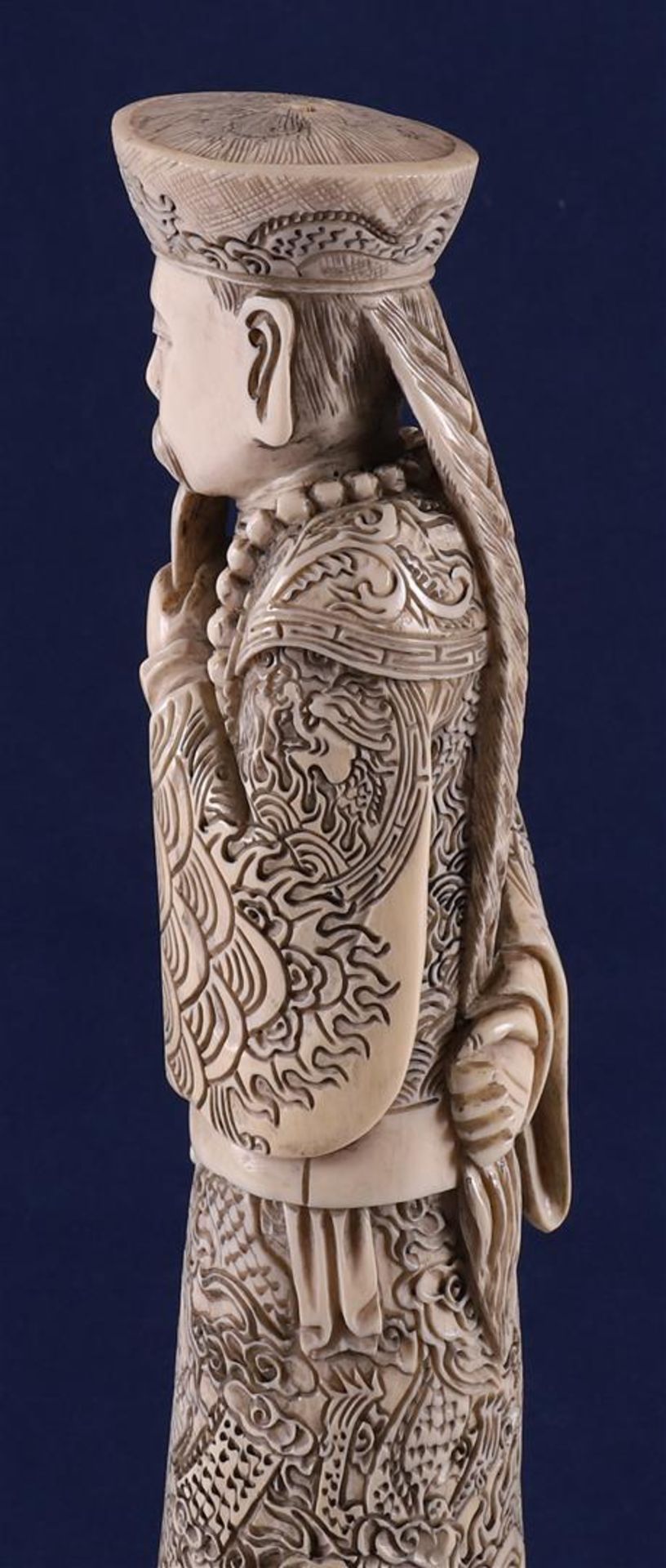 A carved ivory figure of a Mandarin, China, late 19th century. - Bild 5 aus 14