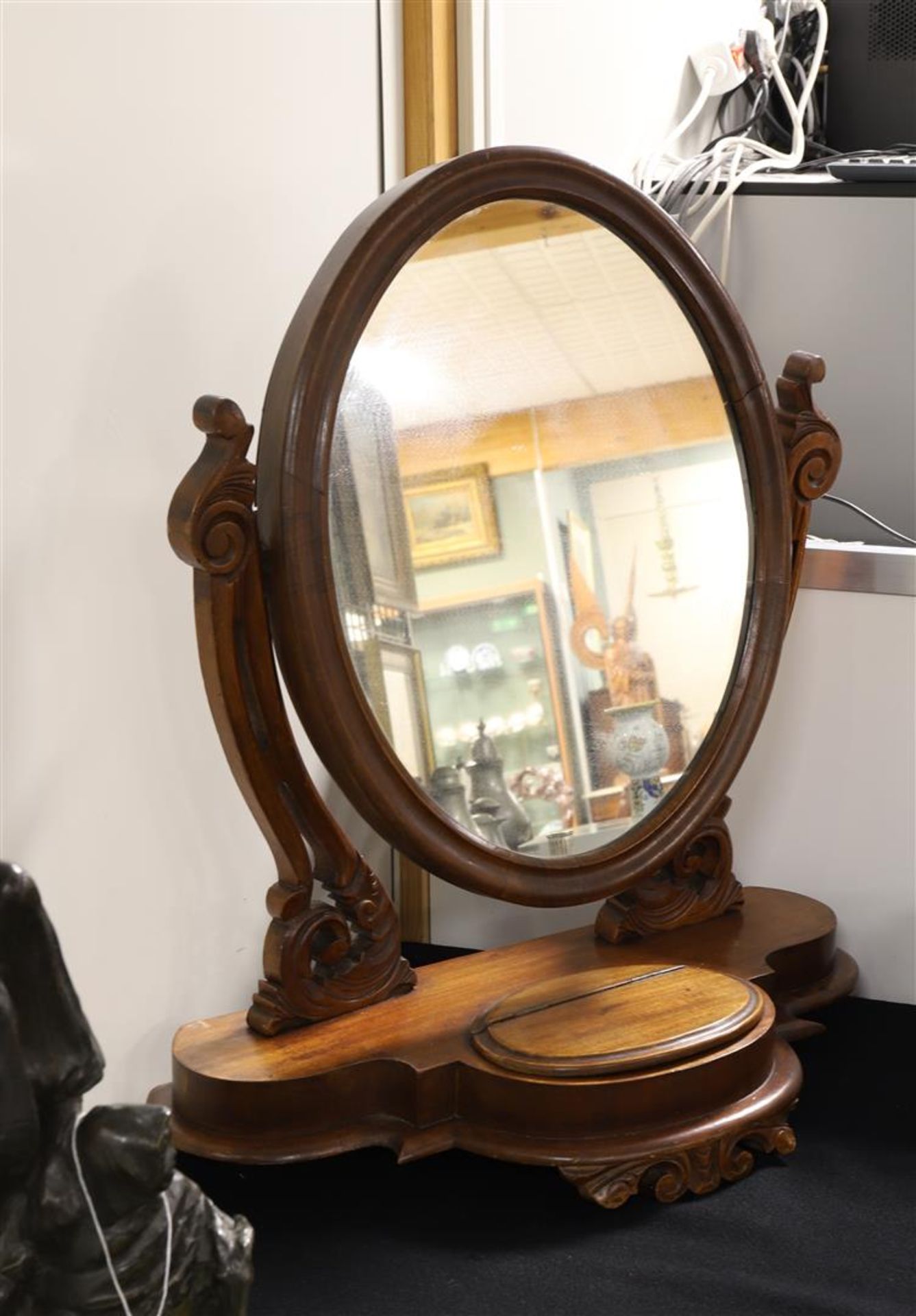 An oval mahogany rotating table top mirror, 19th century.
