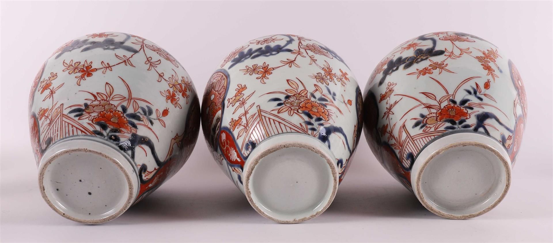 A five-piece porcelain Imari cabinet set, Japan, Edo, around 1700. - Image 8 of 20