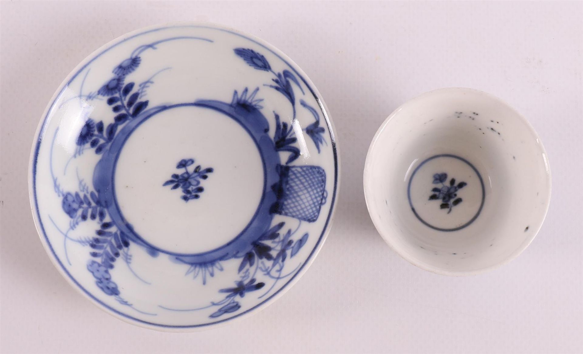 A lot of various blue/white porcelain cups and saucers, China, including Qianlon - Image 18 of 21