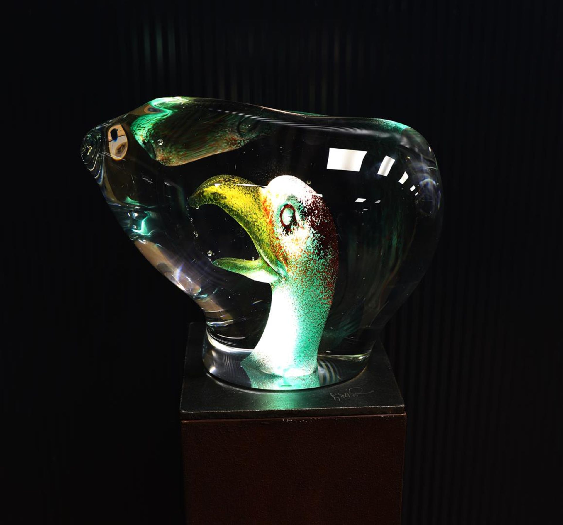 A glass standing object of a seagull on a metal base, Kjell Engman 1995. - Bild 2 aus 5