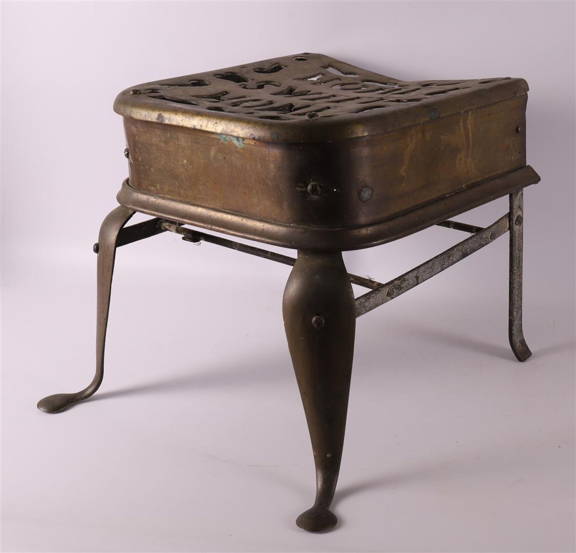 A brass and wrought iron stew stool, England 19th century, - Bild 3 aus 3