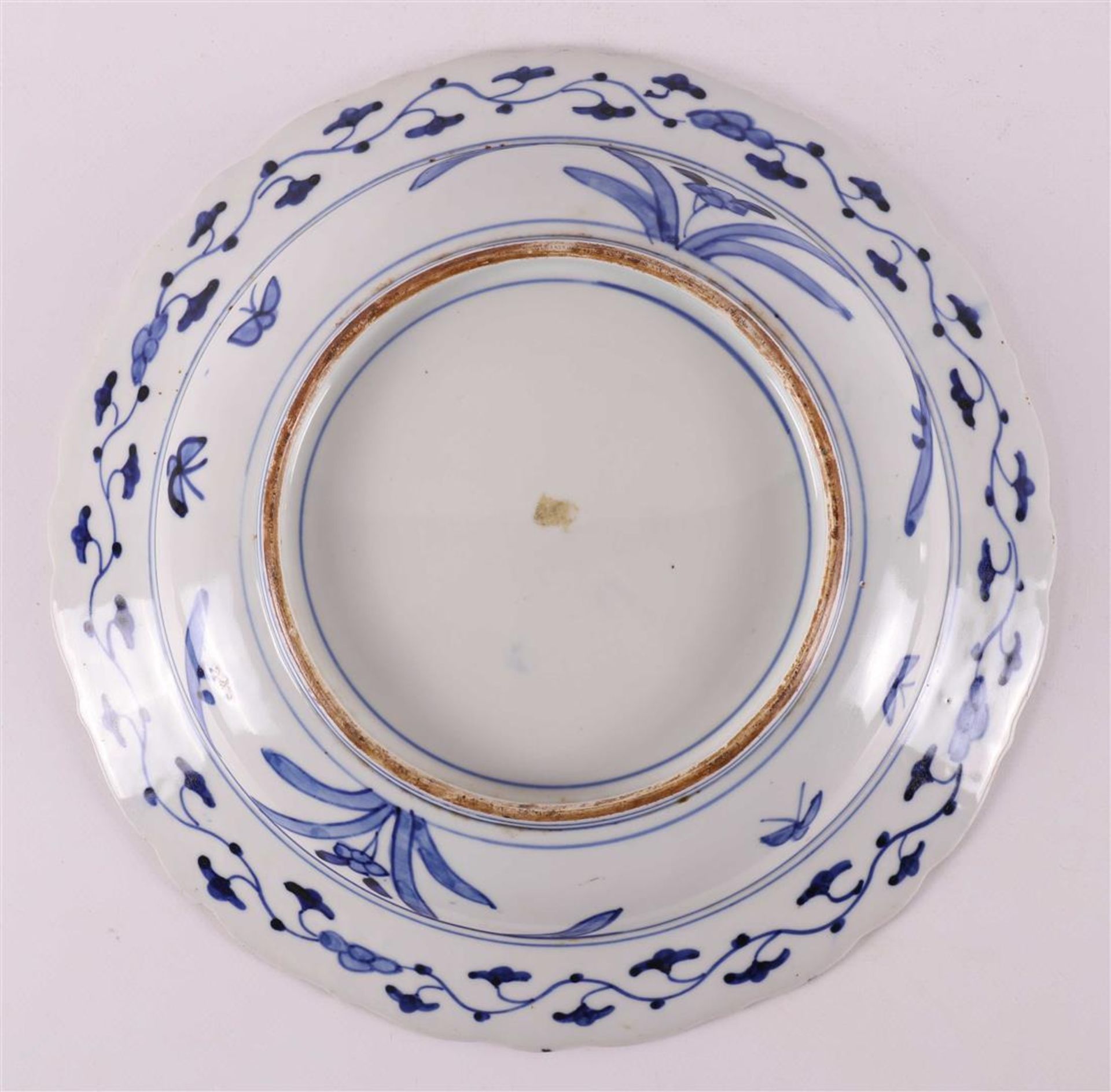 A contoured porcelain Imari dish, Japan, Meiji, late 19th century. - Bild 2 aus 2