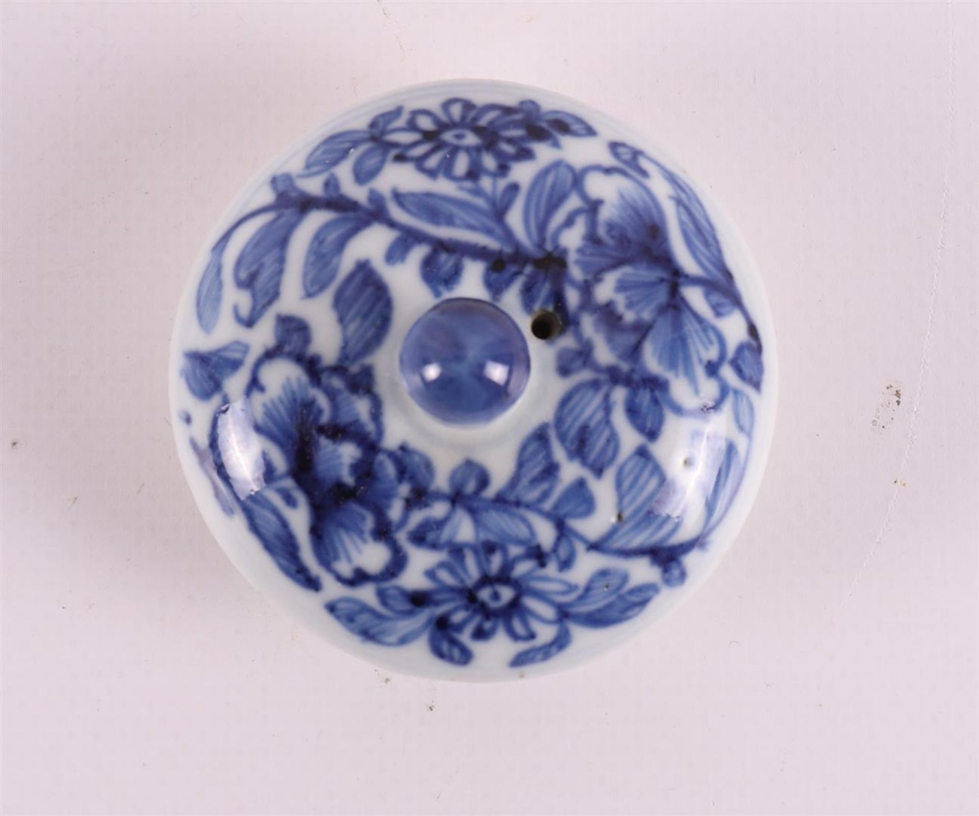 A blue/white porcelain convex teapot, China, Qianlong, 18th century. - Bild 5 aus 6