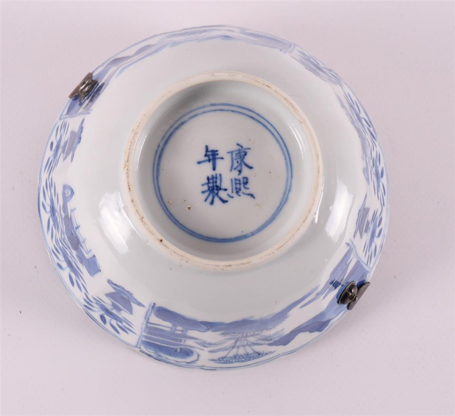 A rectangular blue/white porcelain assiette, China, Qianlong 18th century. - Bild 12 aus 12