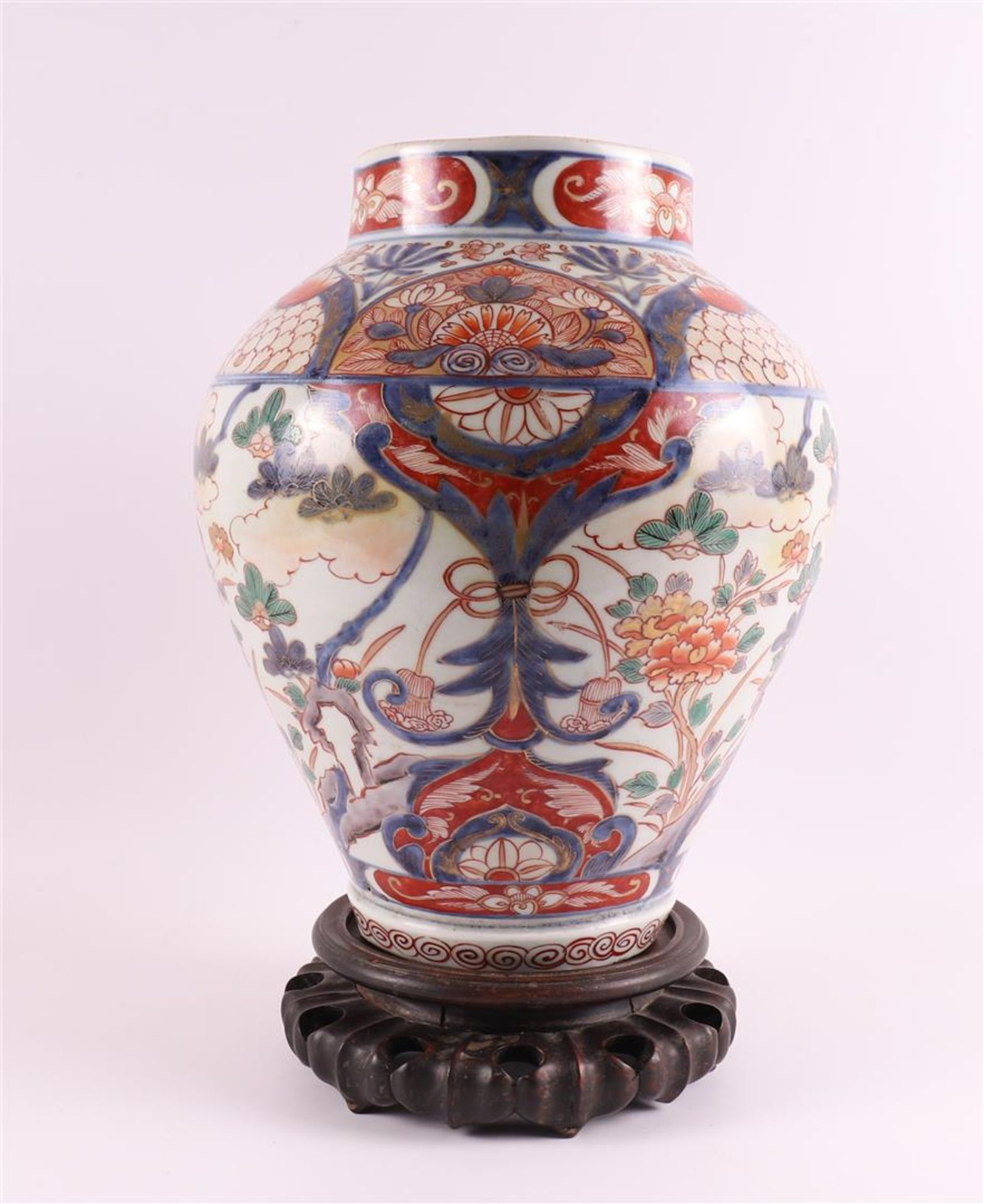 A porcelain Imari vase, Japan, Edo, early 18th century. - Bild 3 aus 11
