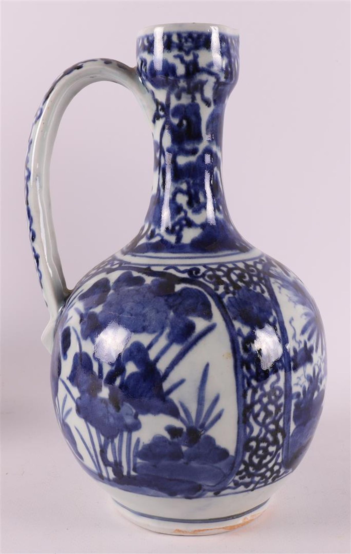 A set of blue/white porcelain jugs, Japan, Arita, 17th century. - Bild 4 aus 17