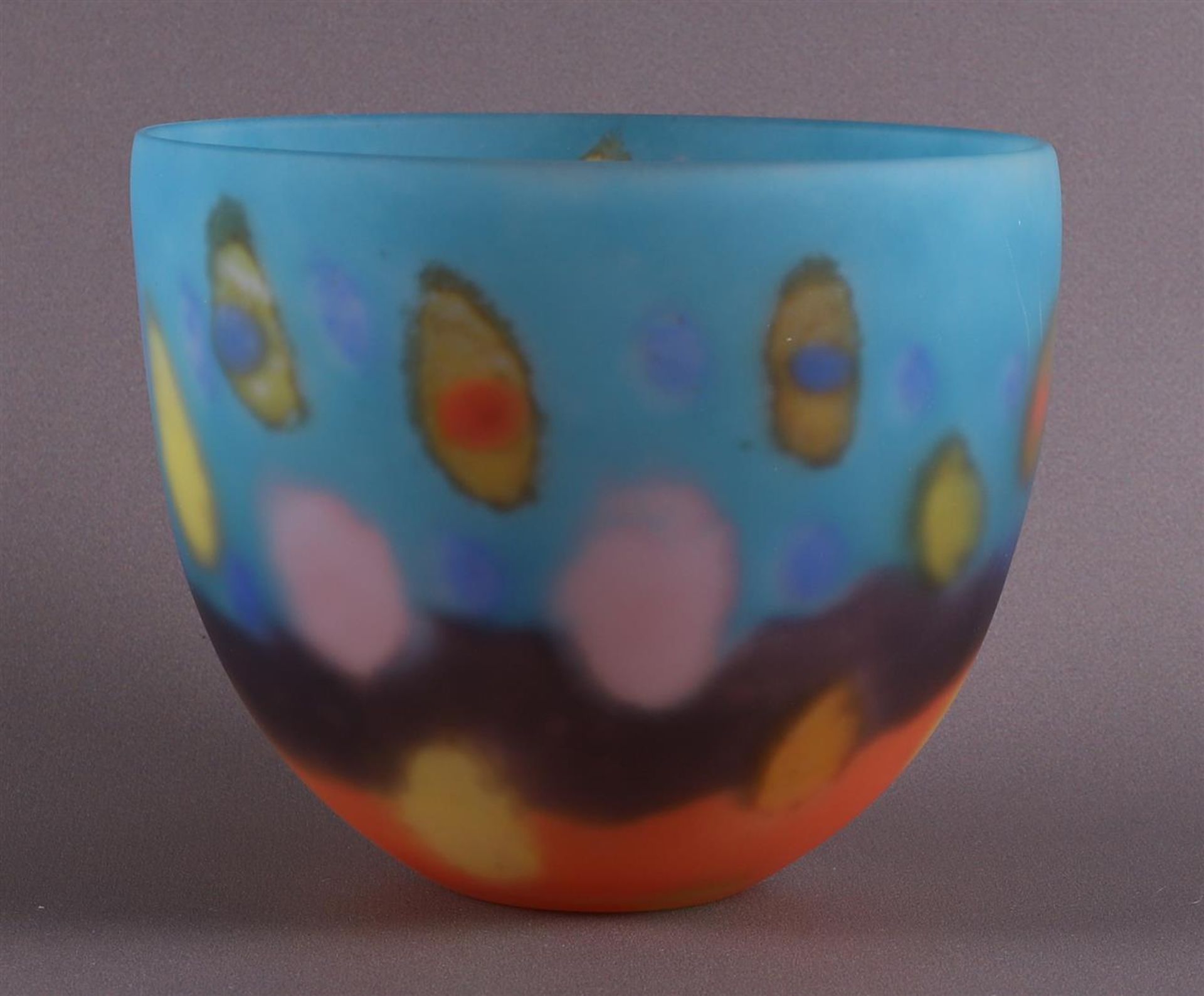 A freely blown polychrome glass vase 'Bowl zone-blue', Pauline Solven. - Image 3 of 8