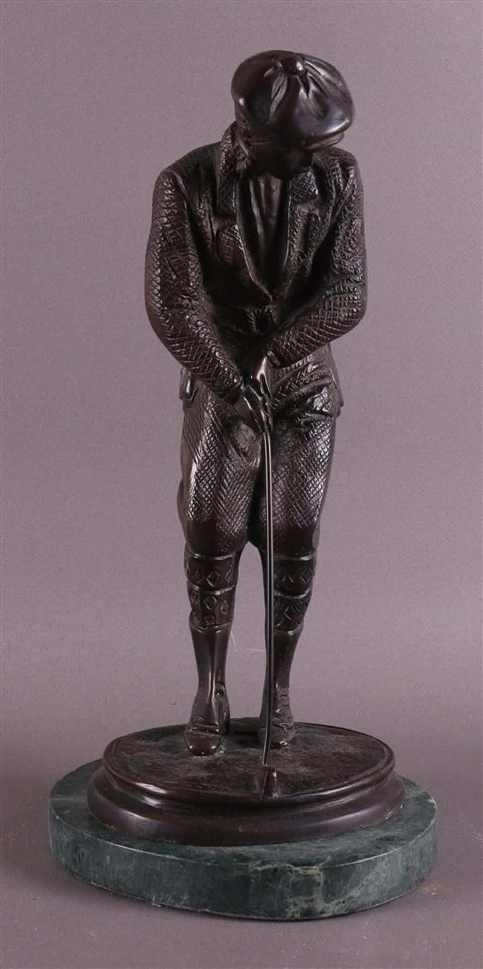 A bronze golfer on a green marble base, after an antique example, 20th century - Bild 2 aus 4