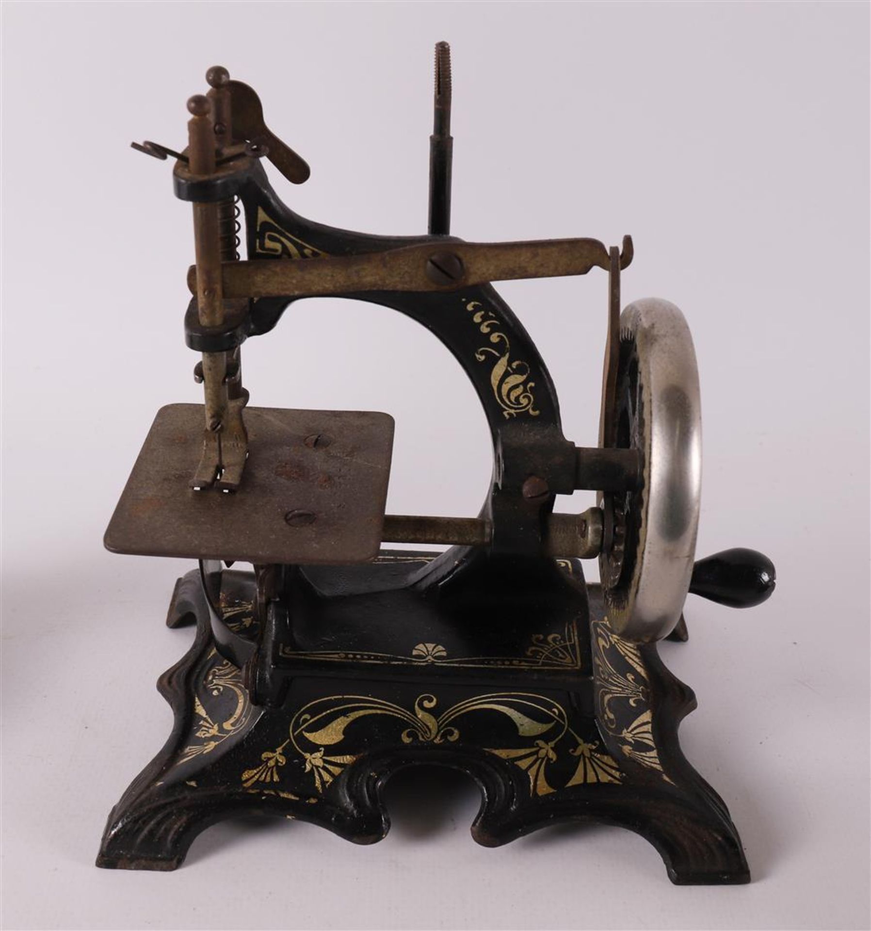 A lot of miscellaneous items, including a miniature sewing machine, silver vest  - Bild 6 aus 6