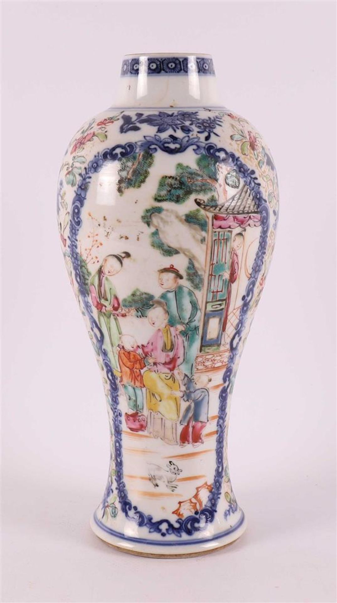 A porcelain baluster-shaped 'Mandarin' vase, China, Qianlong, 18th century. - Bild 2 aus 8