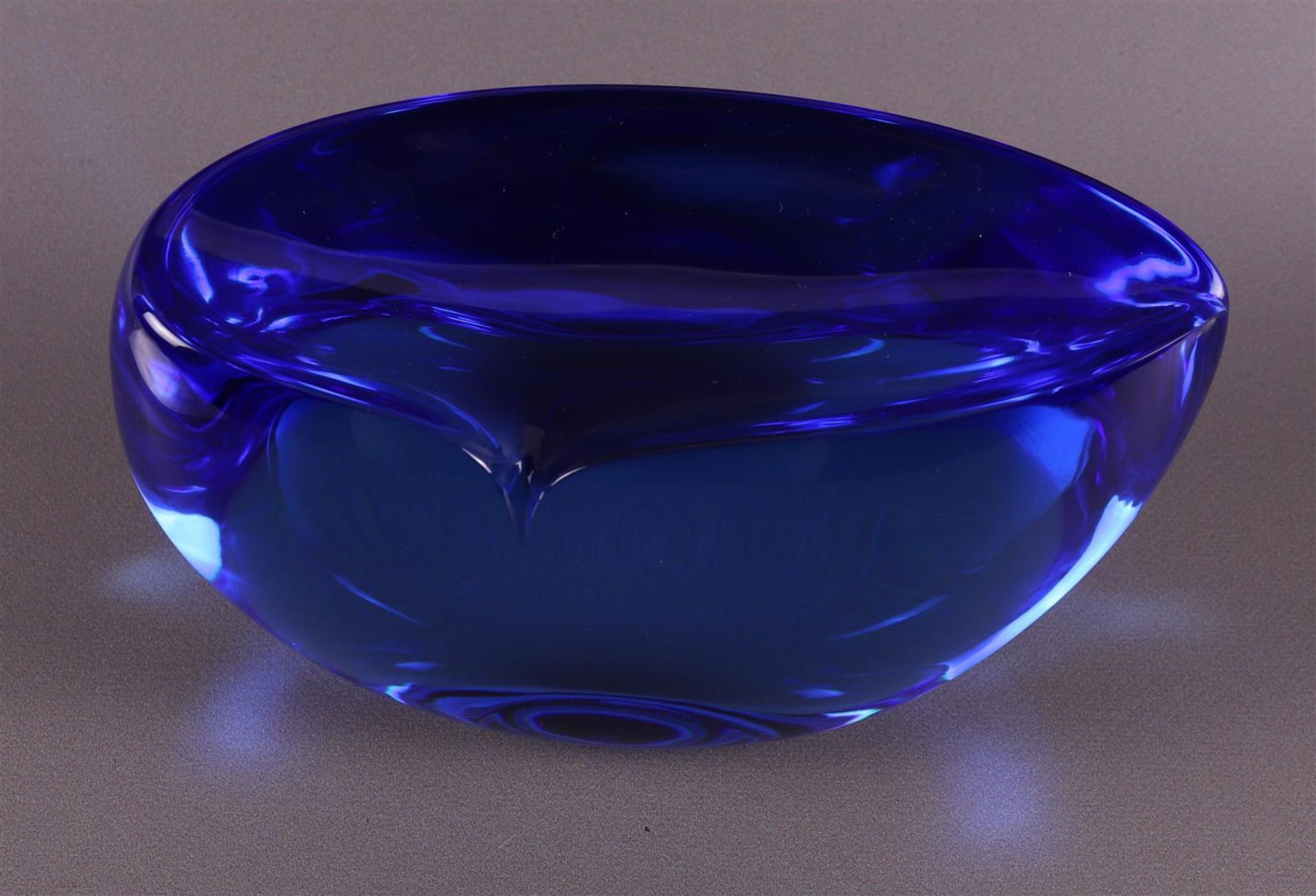 A blue and satin-finished glass object, unique 2001, Felicitas Engels-Neuhold. - Bild 3 aus 9