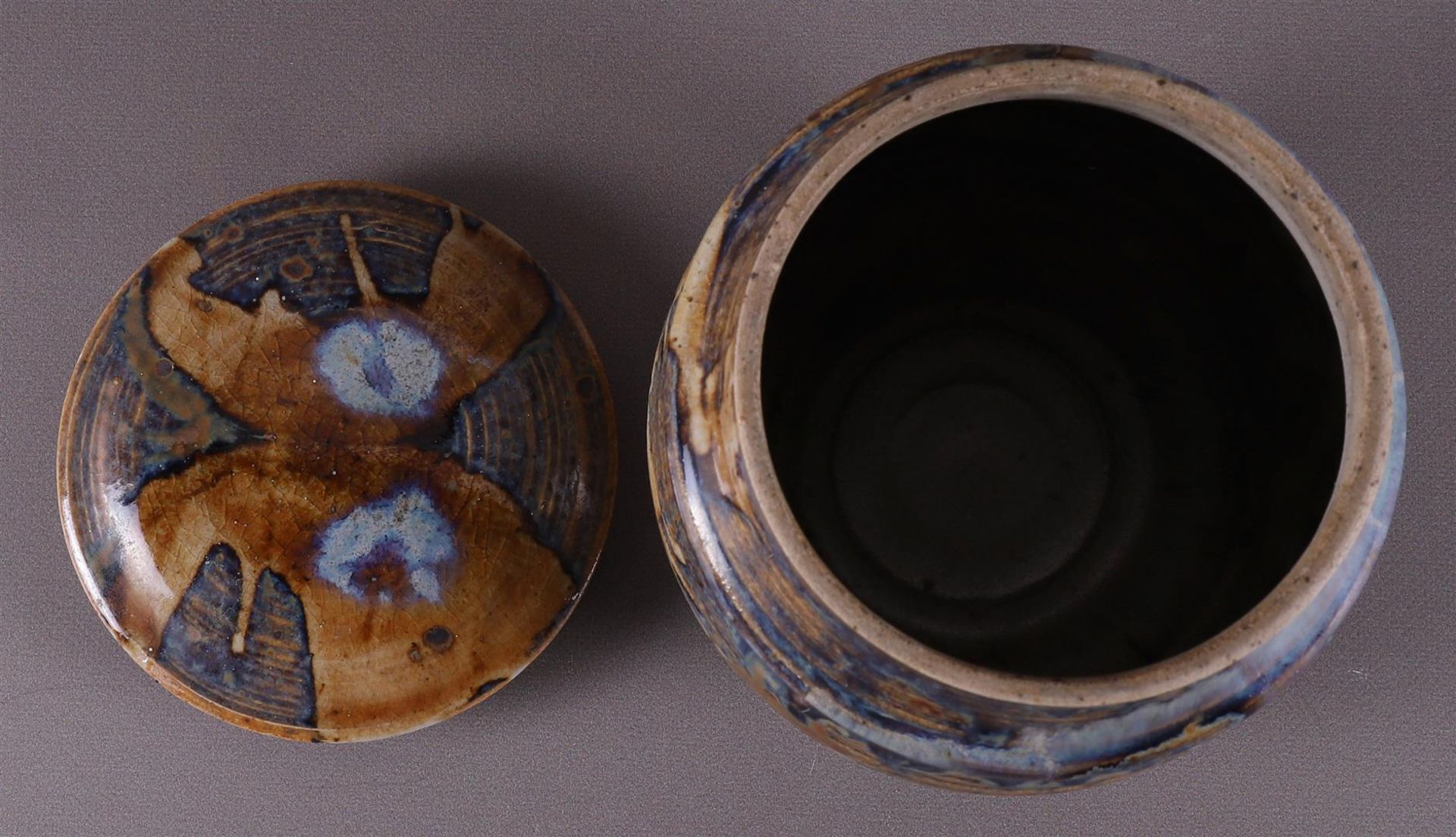 A brown and blue glazed earthenware lidded jar, Han Boerrichter (1935) - Bild 4 aus 5