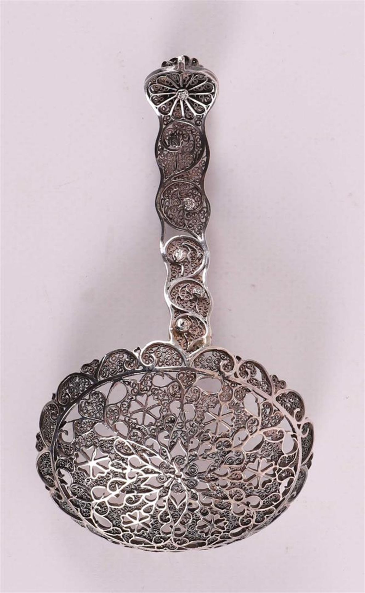 A silver filigree spreader, possibly Friesland, 18th century. - Bild 2 aus 2