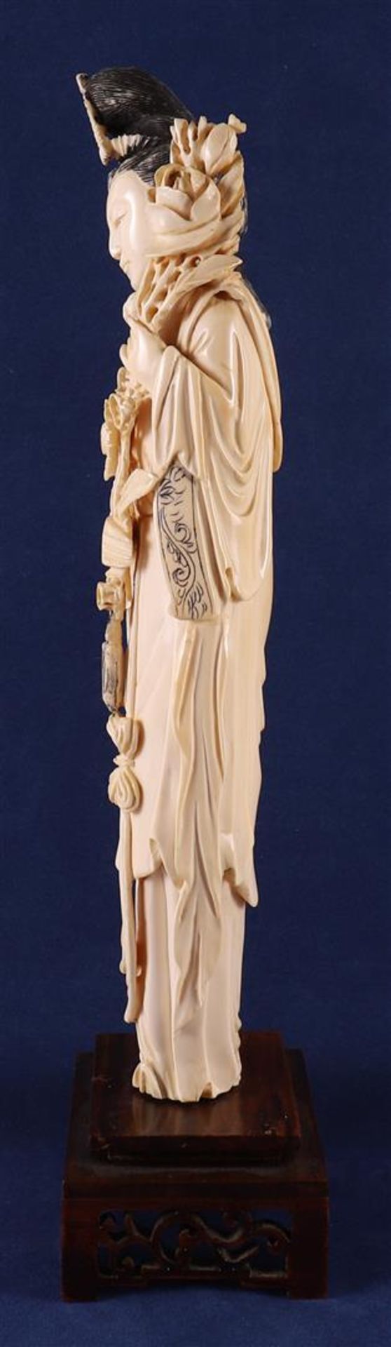 A carved ivory Guanyin, so-called immortal 'He Xiangu', China, Guanxu - Image 6 of 6