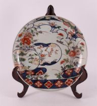 A porcelain Imari dish, Japan, Edo, 18th century.